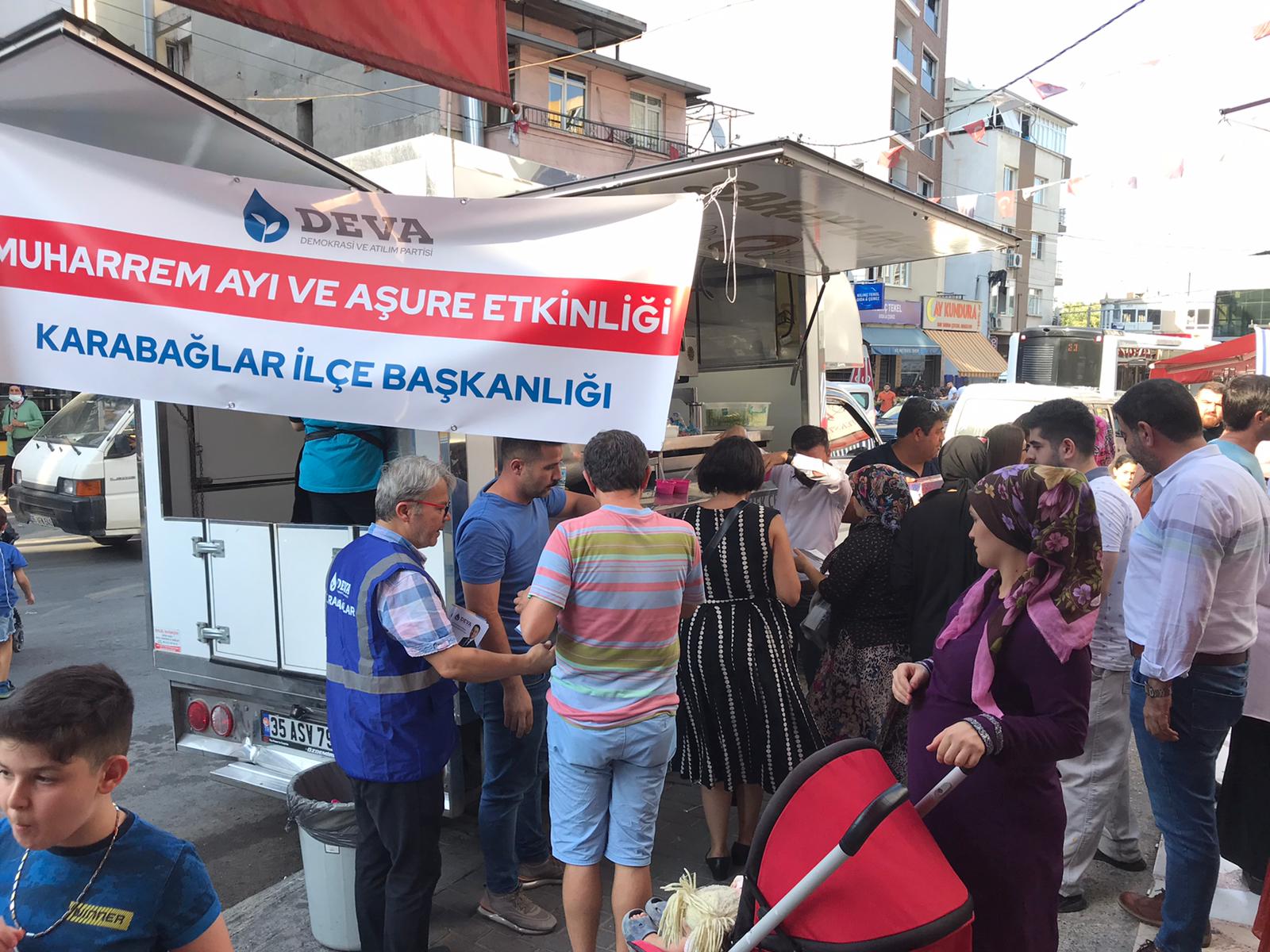 İzmir’de DEVA aşure kazanlarının başına geçti