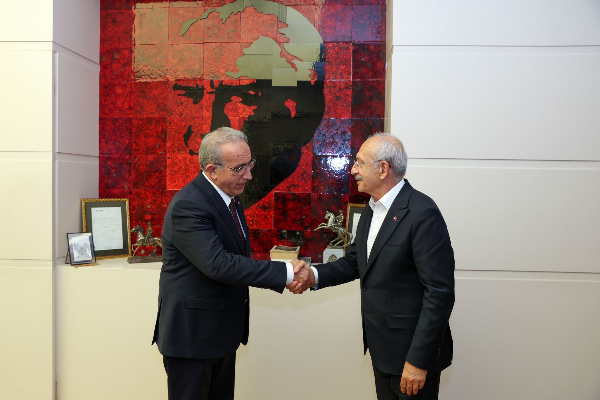 AK Partili belediye başkan adayı CHP'ye katıldı… Rozetini Kılıçdaroğlu taktı