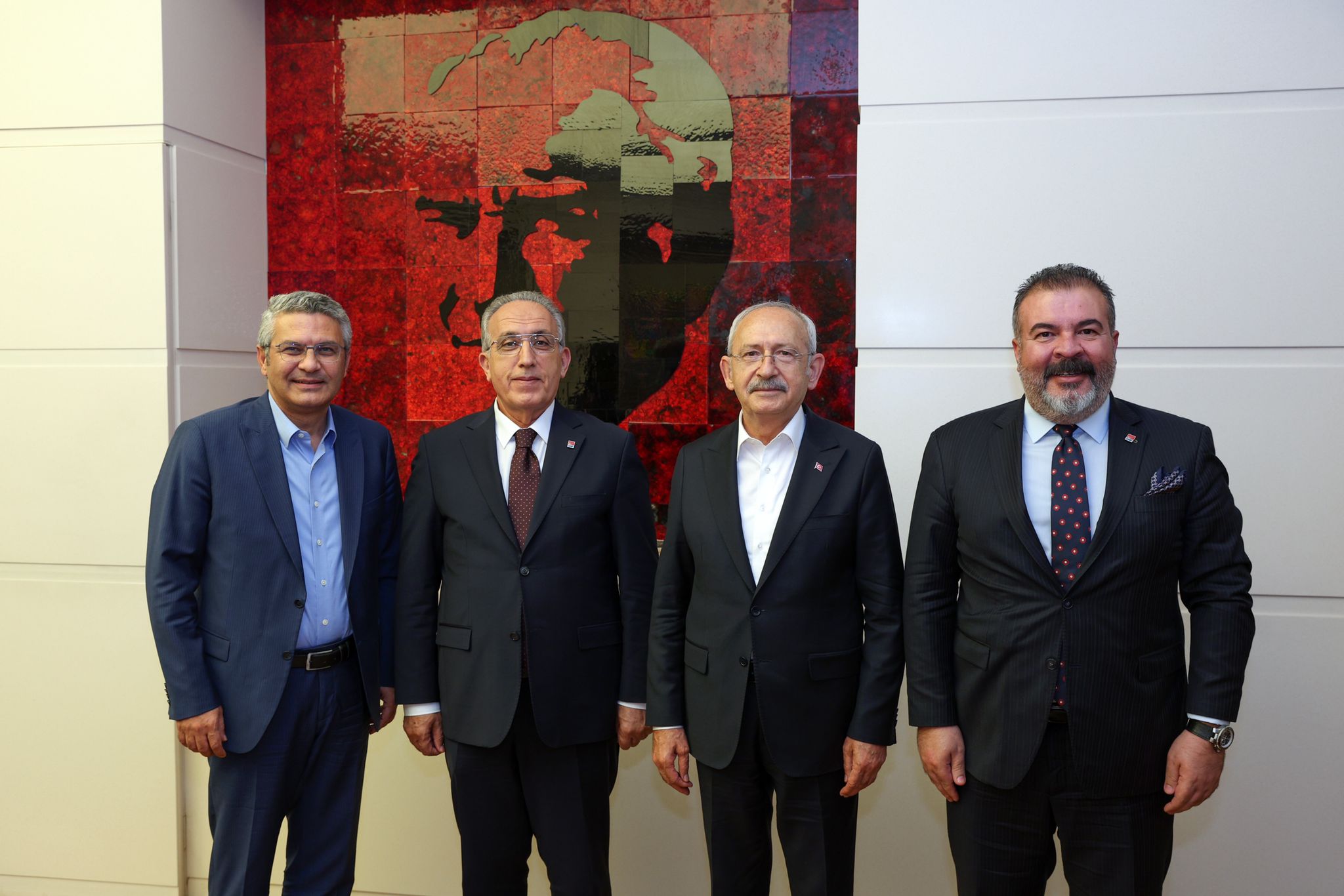 AK Partili belediye başkan adayı CHP'ye katıldı… Rozetini Kılıçdaroğlu taktı