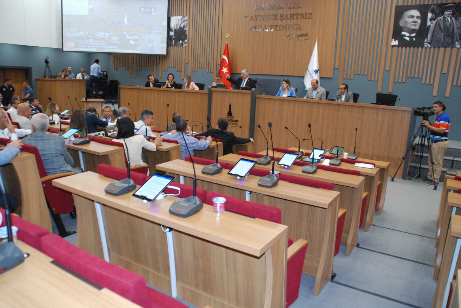 Büyükşehir'de AK Parti ve MHP Grubu salonu terk etti