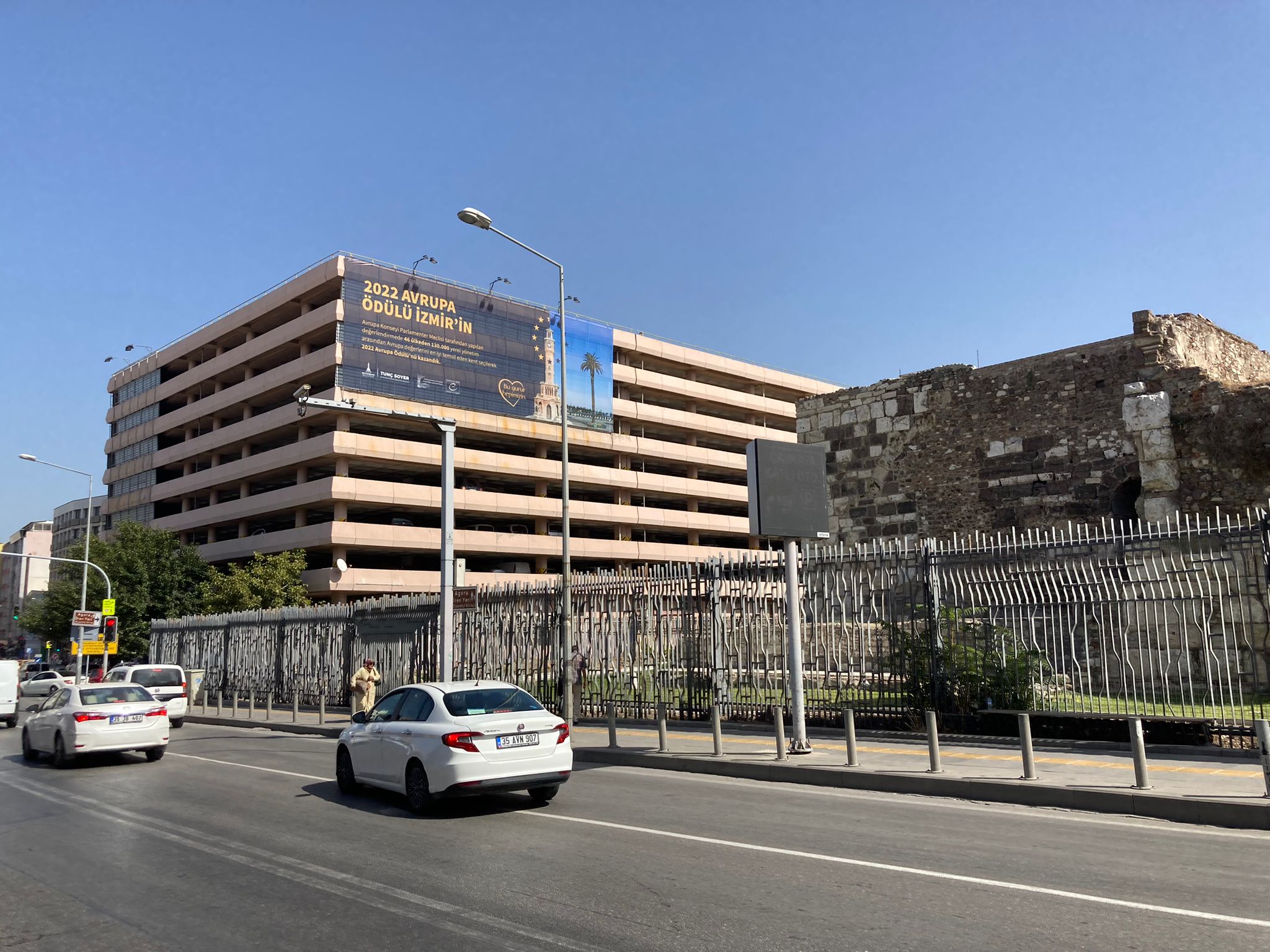 Konak'ta 'katlı otopark' krizi: Girgin, "Esnafın en büyük korkusu yıkılıyor olması"