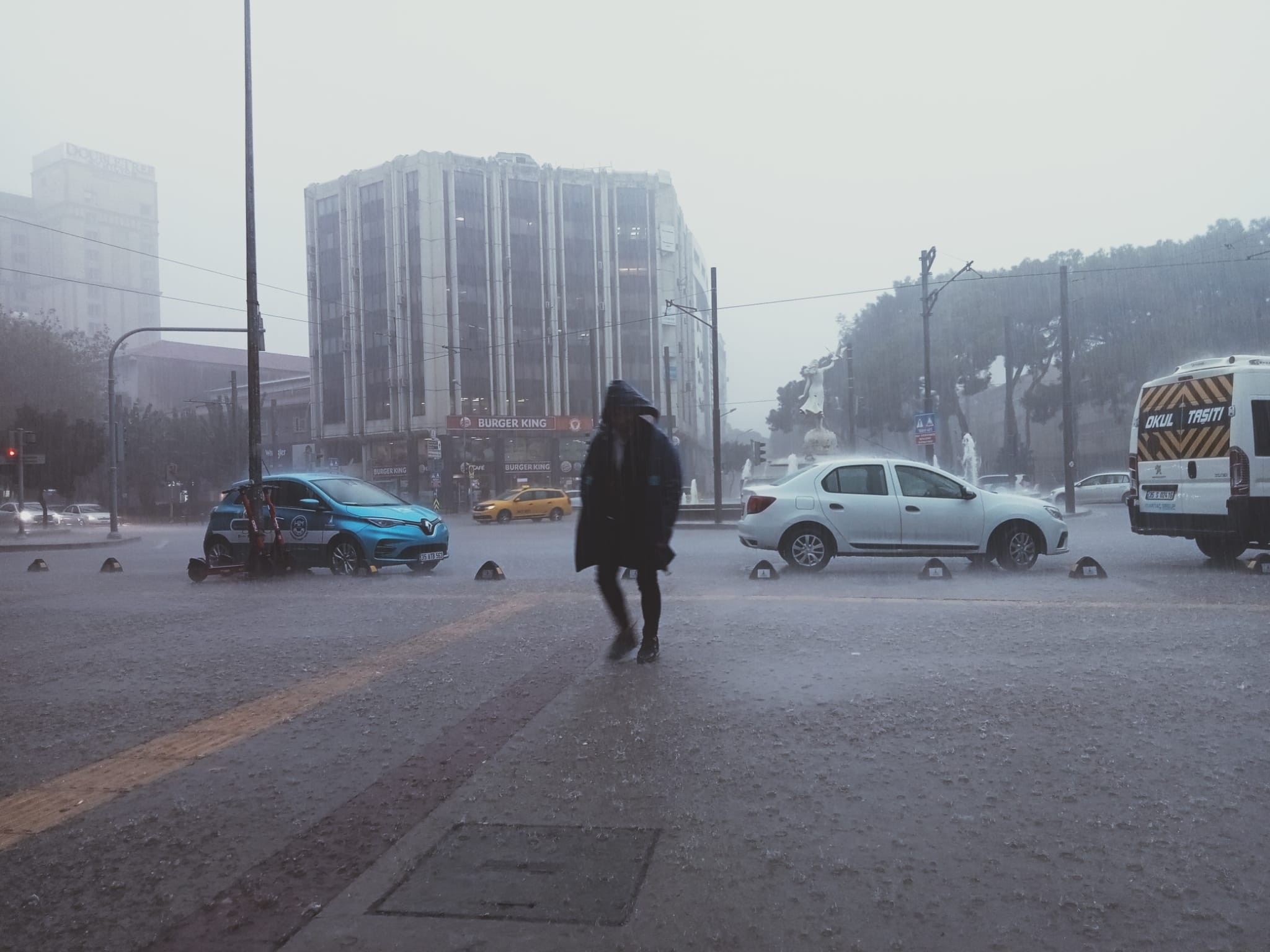 İzmir'de aniden bastıran yağmur hayatı felç etti