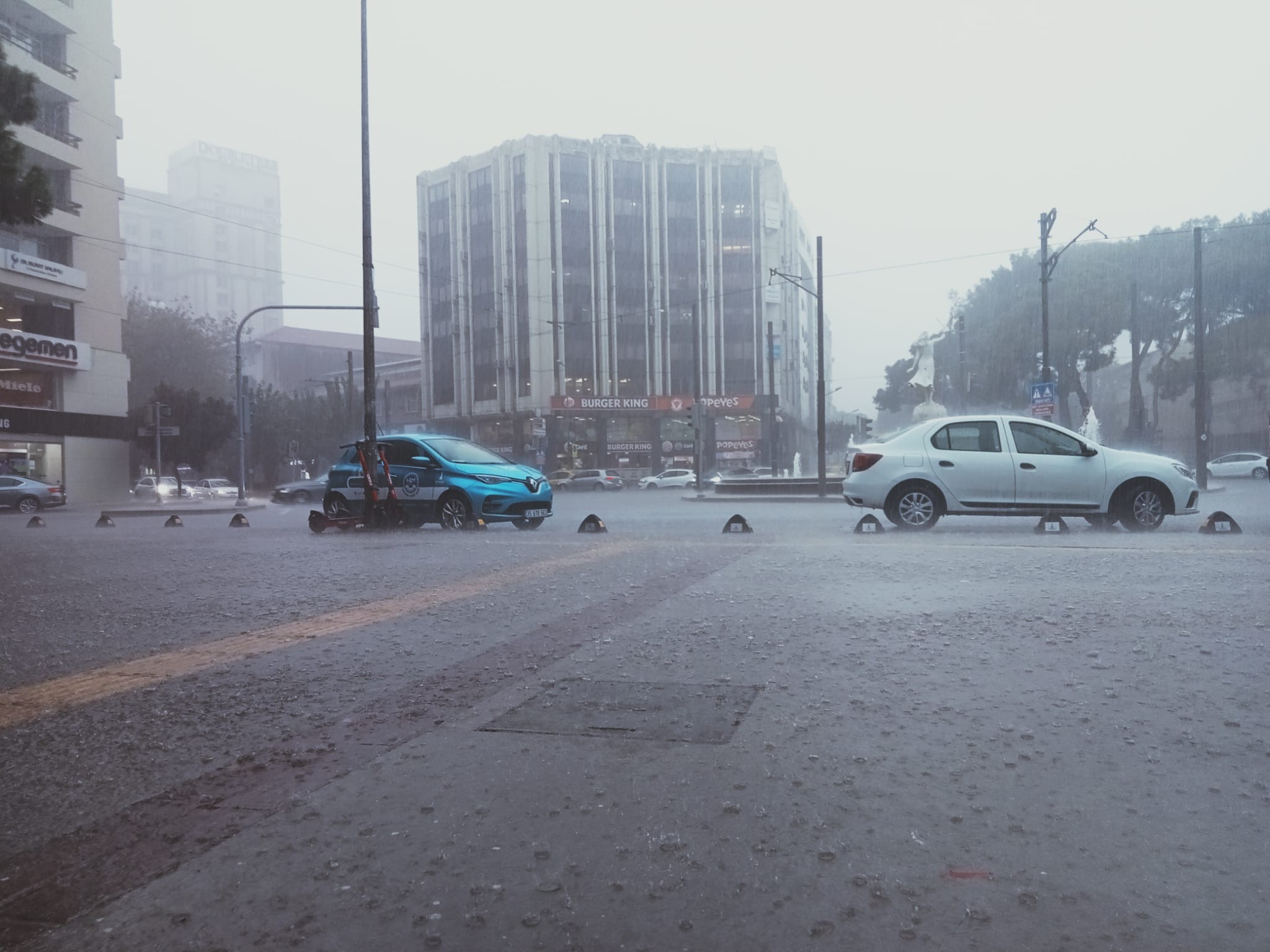 İzmir'de aniden bastıran yağmur hayatı felç etti