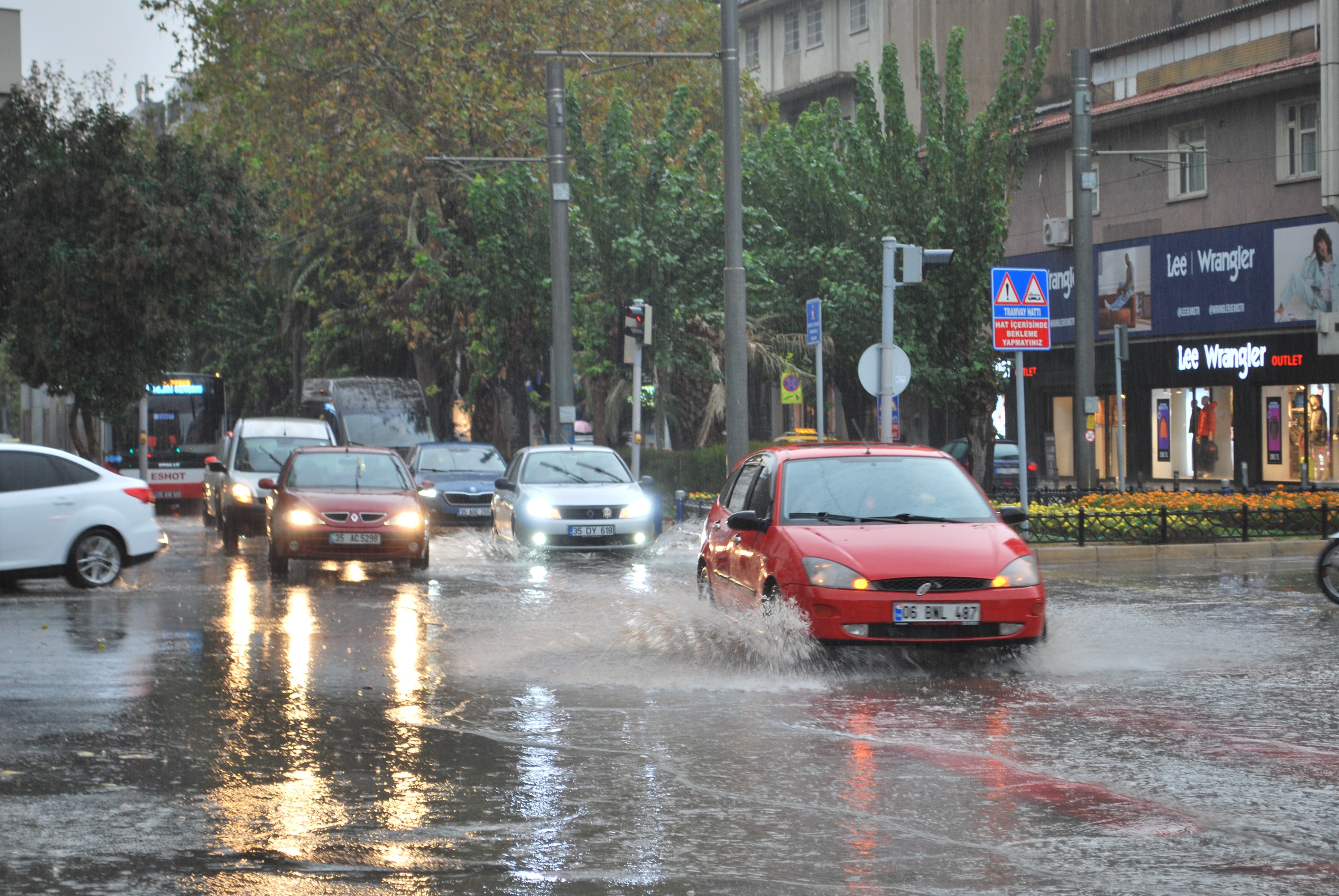 İzmir'de aniden bastıran yağmur hayatı felç etti