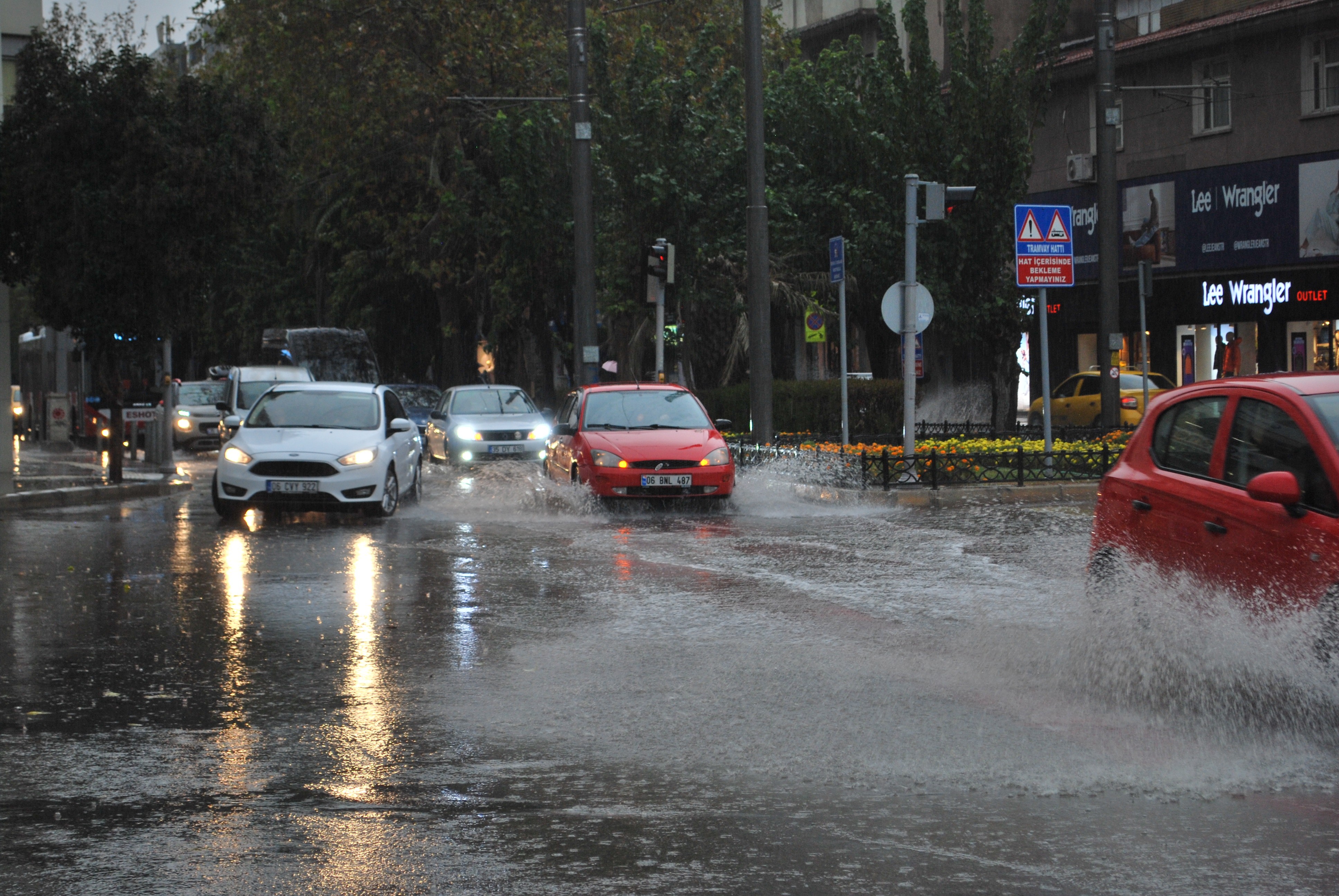 İzmir'de aniden bastıran yağmur hayatı felç etti