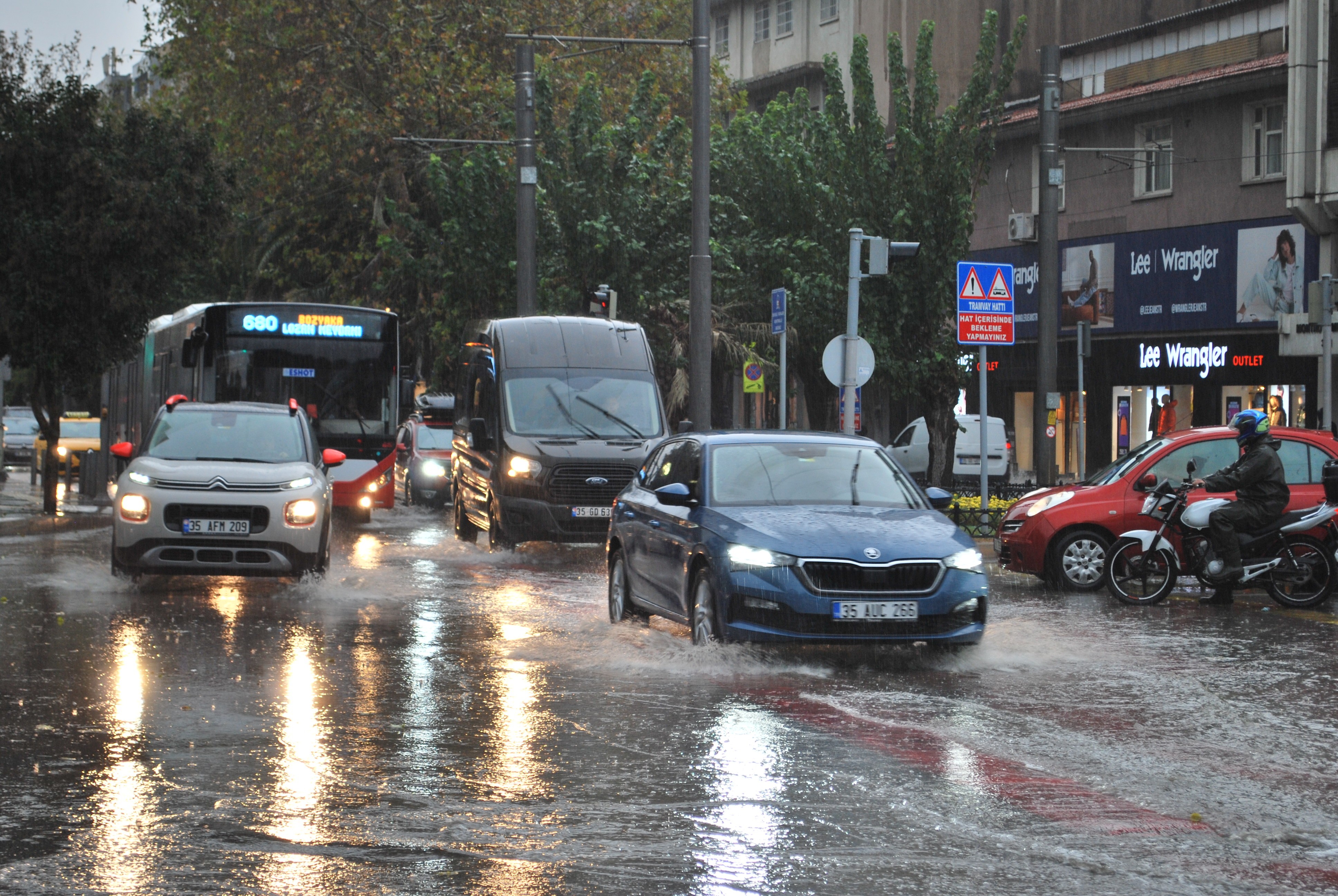 İzmir'de aniden bastıran yağmur hayatı felç etti