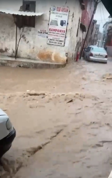 İzmir'i yine sağanak vurdu