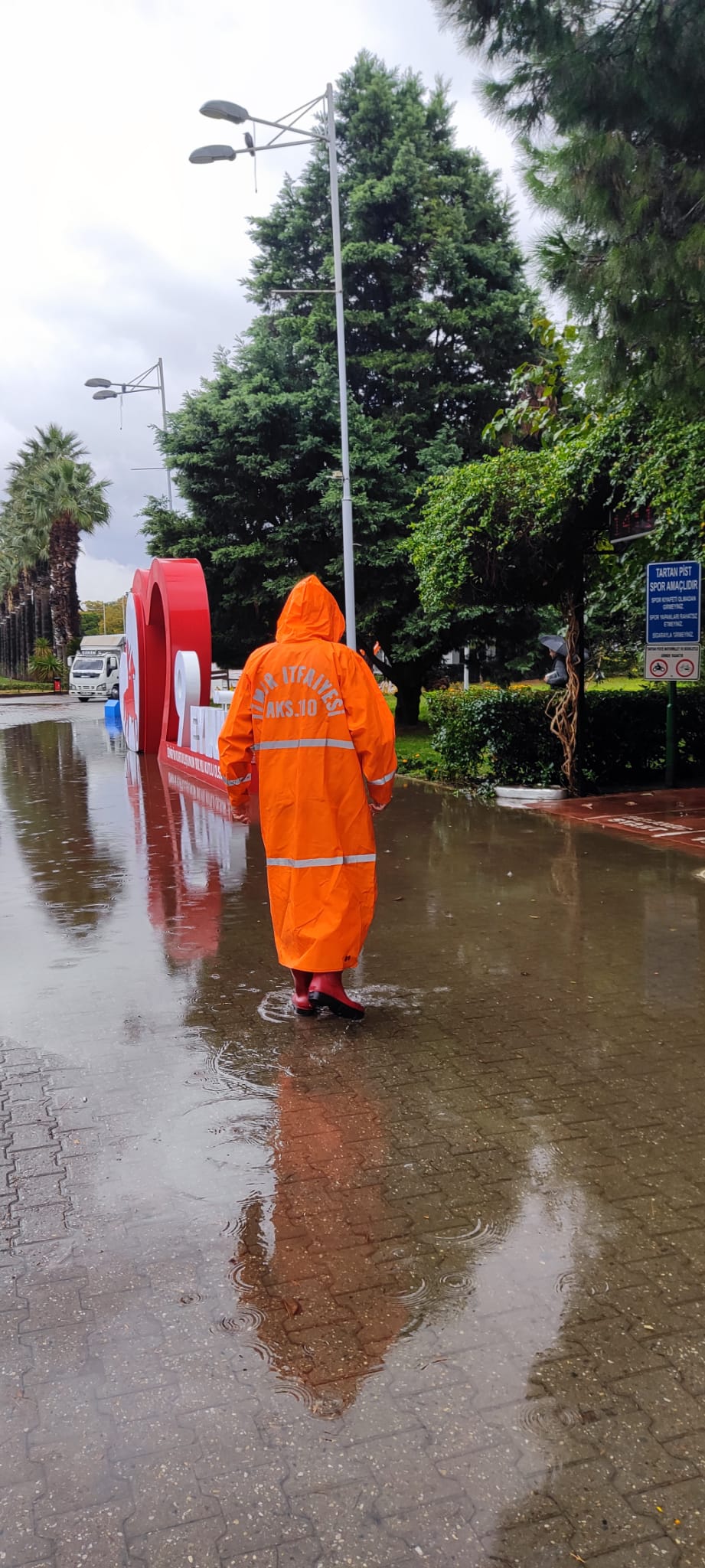 İZSU ve itfaiye ekipleri yağış nöbetinde