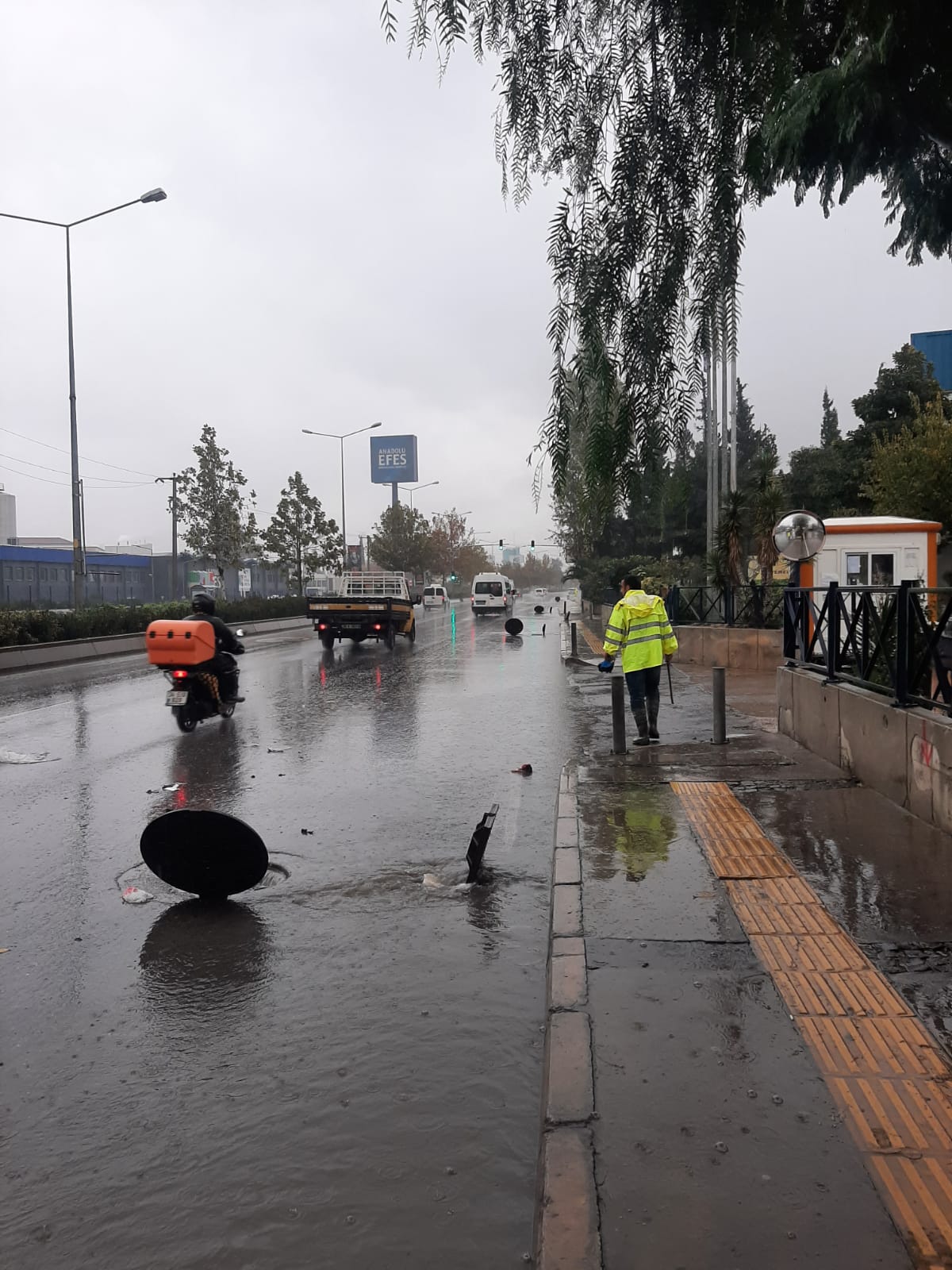 İZSU ve itfaiye ekipleri yağış nöbetinde