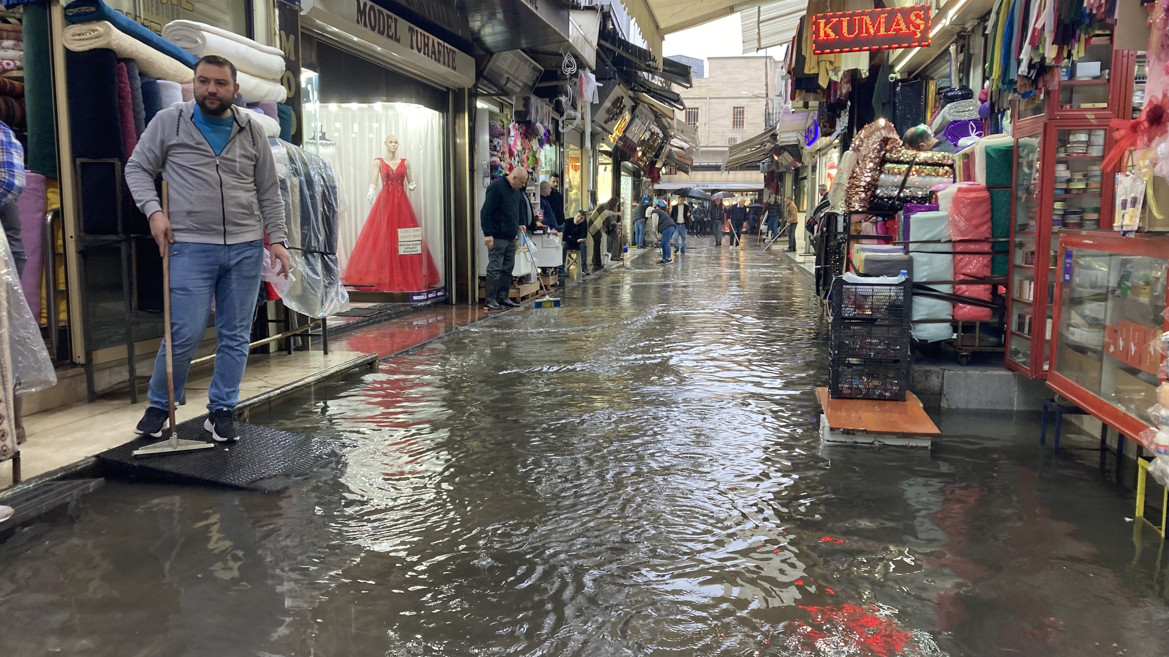 Esnaf su baskınıyla uğraştı, o kahve keyfi yaptı