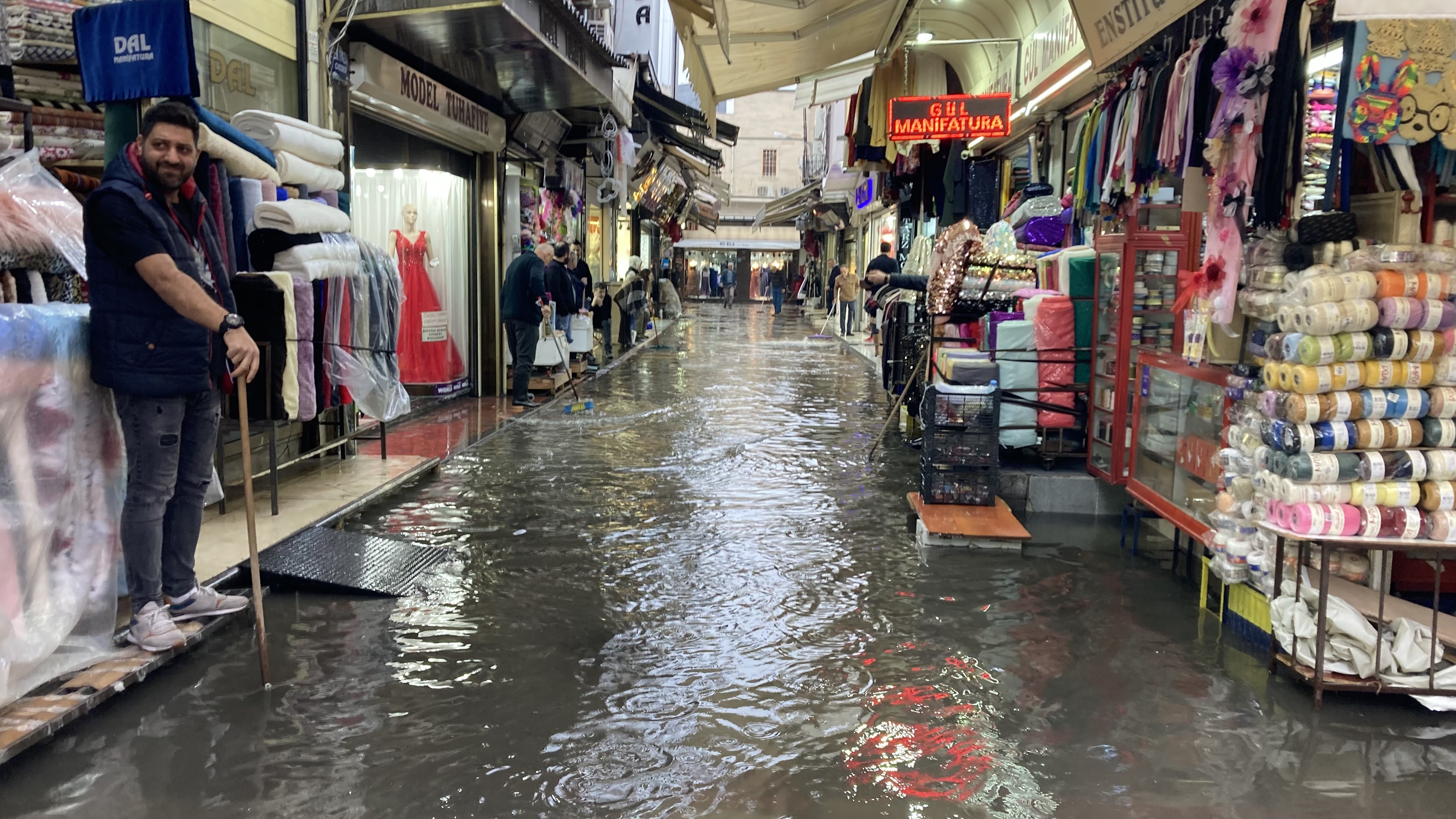 Esnaf su baskınıyla uğraştı, o kahve keyfi yaptı