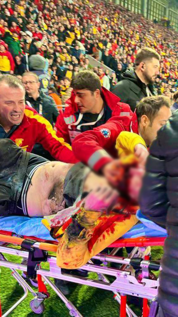 Göztepe-Altay maçında bir holigan, kaleci Ozan Evrim Özenç'e saldırdı...