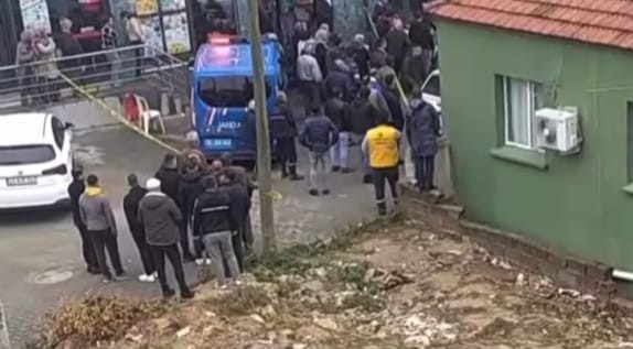 Ayrılma aşamasındaki karısının gönül ilişkisi olduğunu iddia ettiği şahsı öldürdü, eşini ve kayınvalidesini yaraladı
