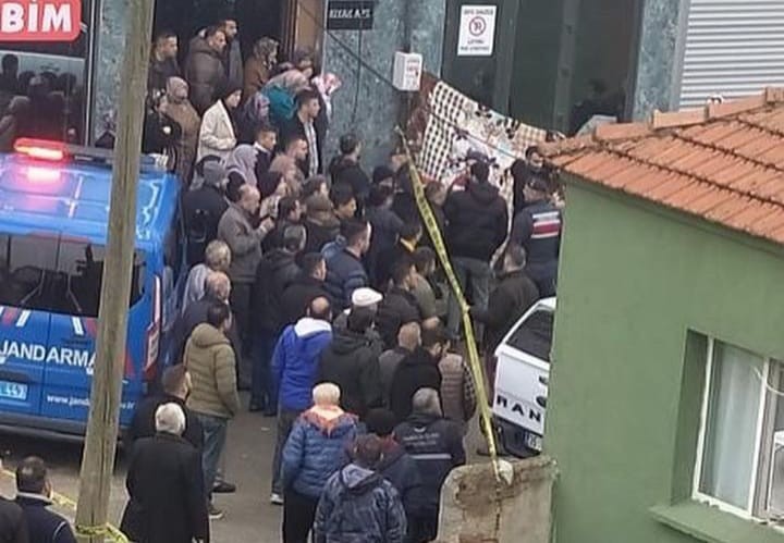 Ayrılma aşamasındaki karısının gönül ilişkisi olduğunu iddia ettiği şahsı öldürdü, eşini ve kayınvalidesini yaraladı