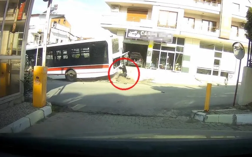 İzmir'de şoförün zor anları: Arızalı otobüsle sürüklendi