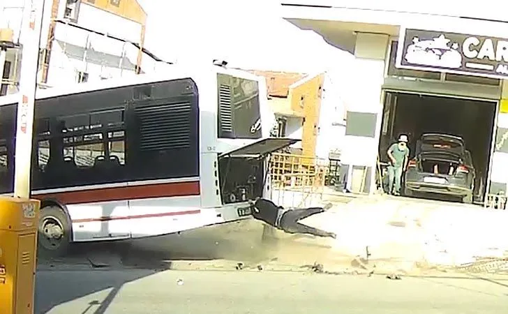 İzmir'de şoförün zor anları: Arızalı otobüsle sürüklendi