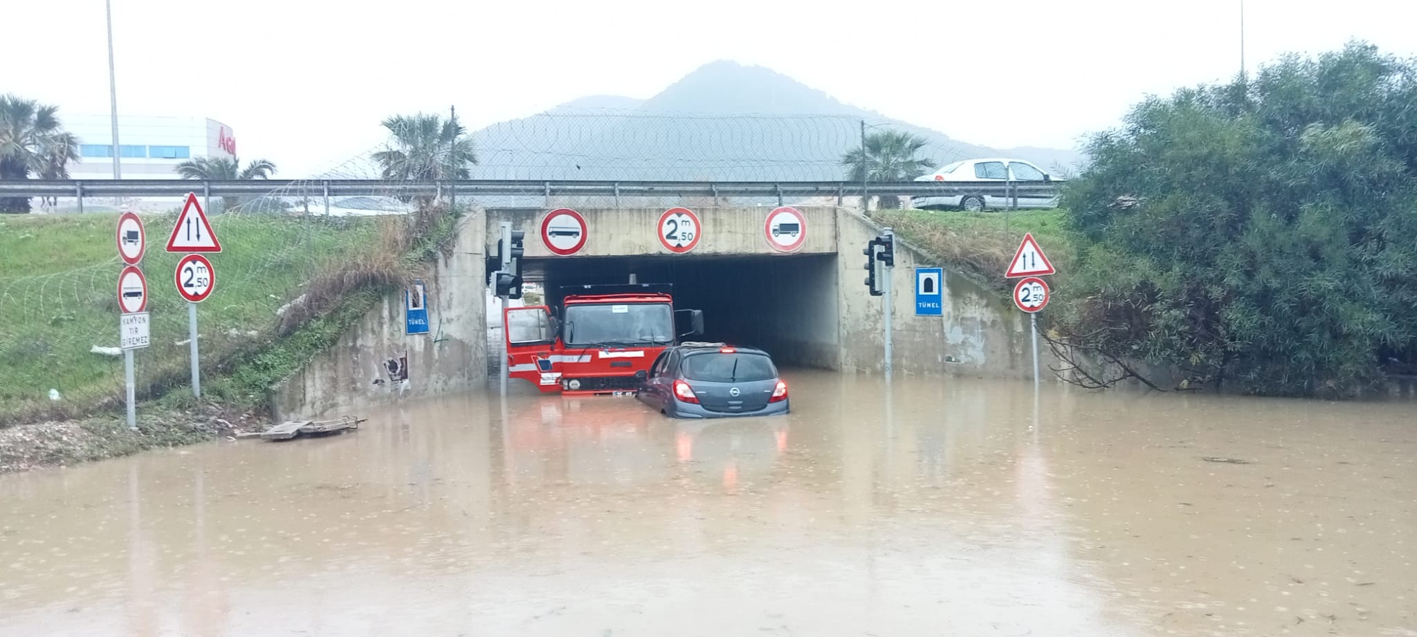 İzmir’i sağanak vurdu: Araçlar suya gömüldü