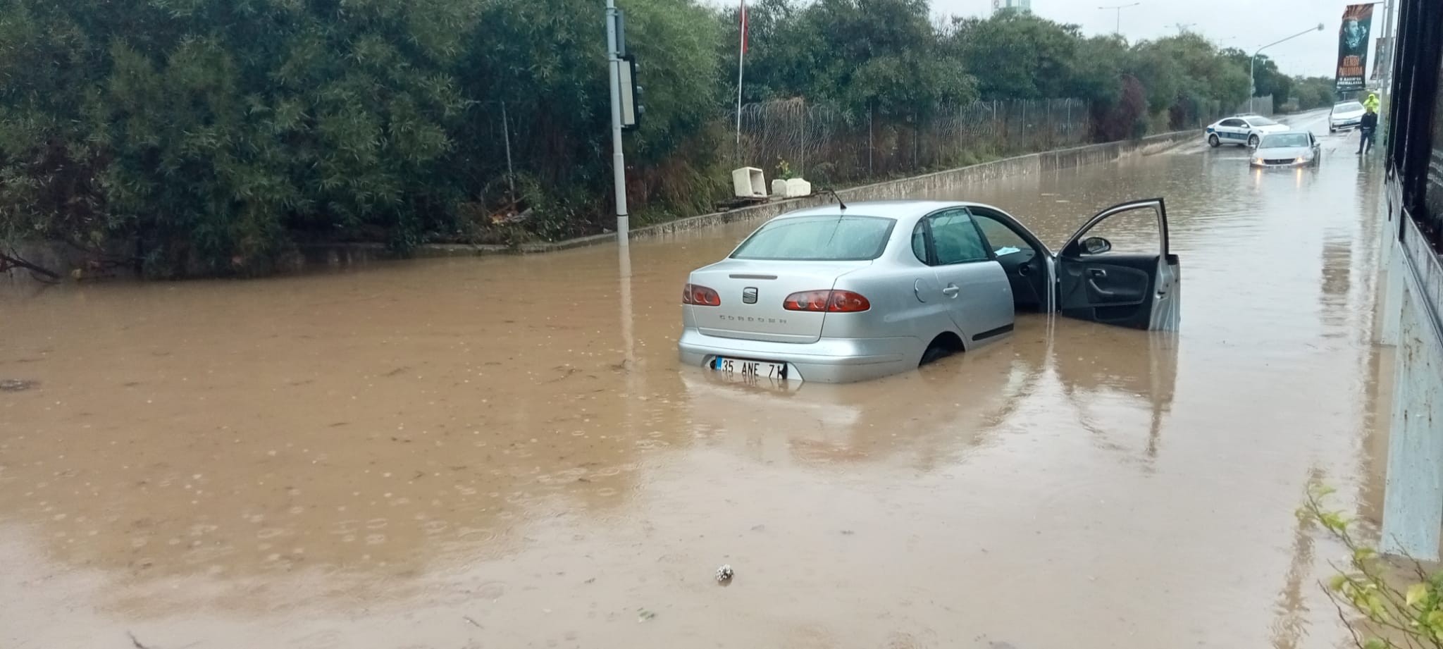 İzmir’i sağanak vurdu: Araçlar suya gömüldü