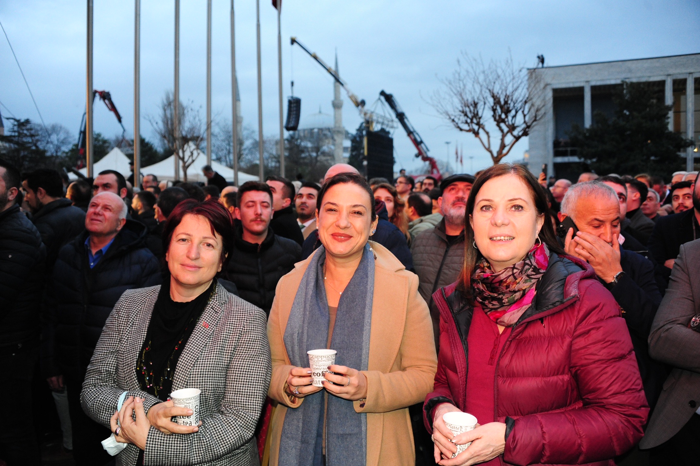 İzmirli kadın belediye başkanları İmamoğlu'na destek için İstanbul'da