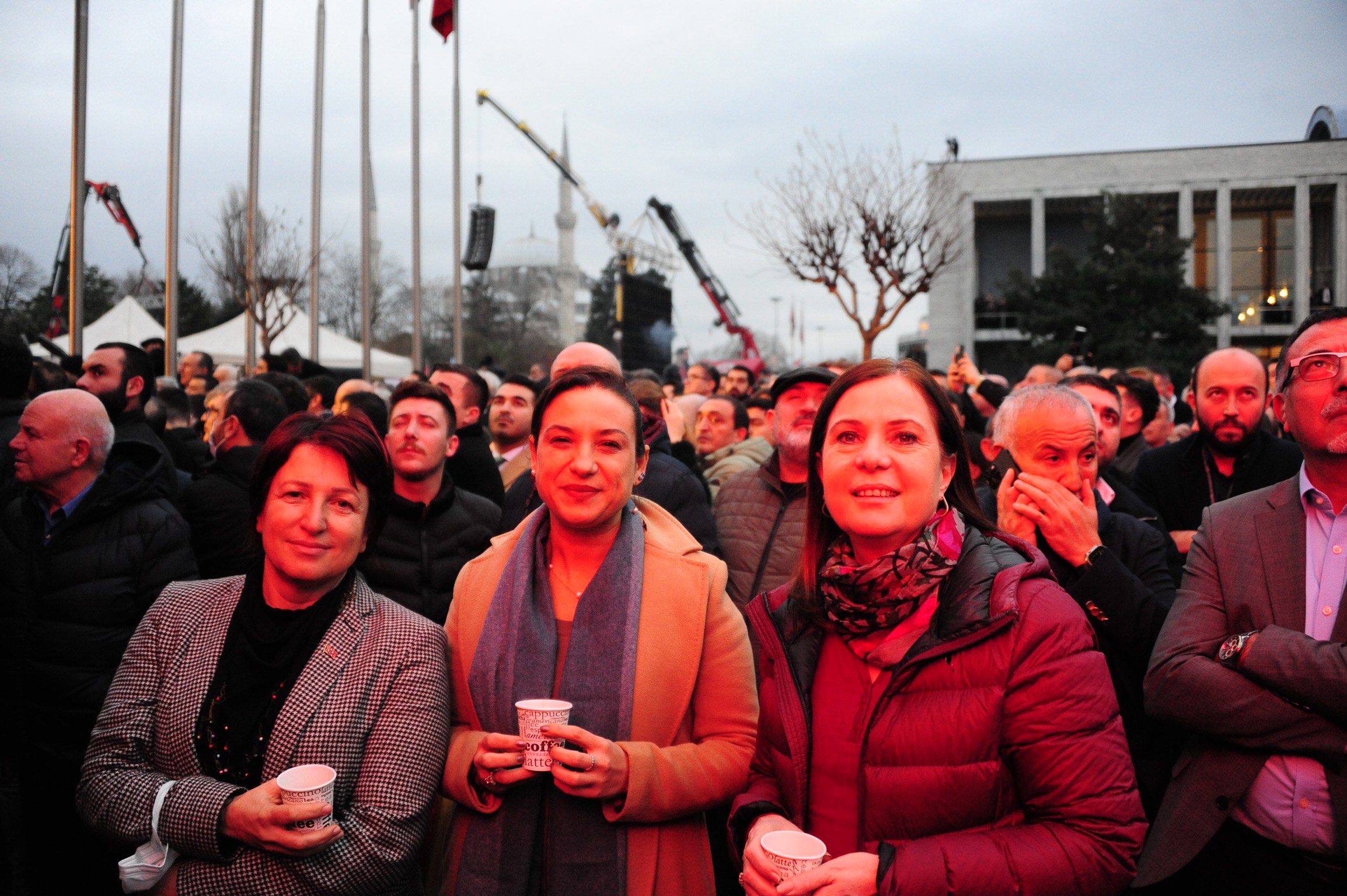 İzmirli kadın belediye başkanları İmamoğlu'na destek için İstanbul'da
