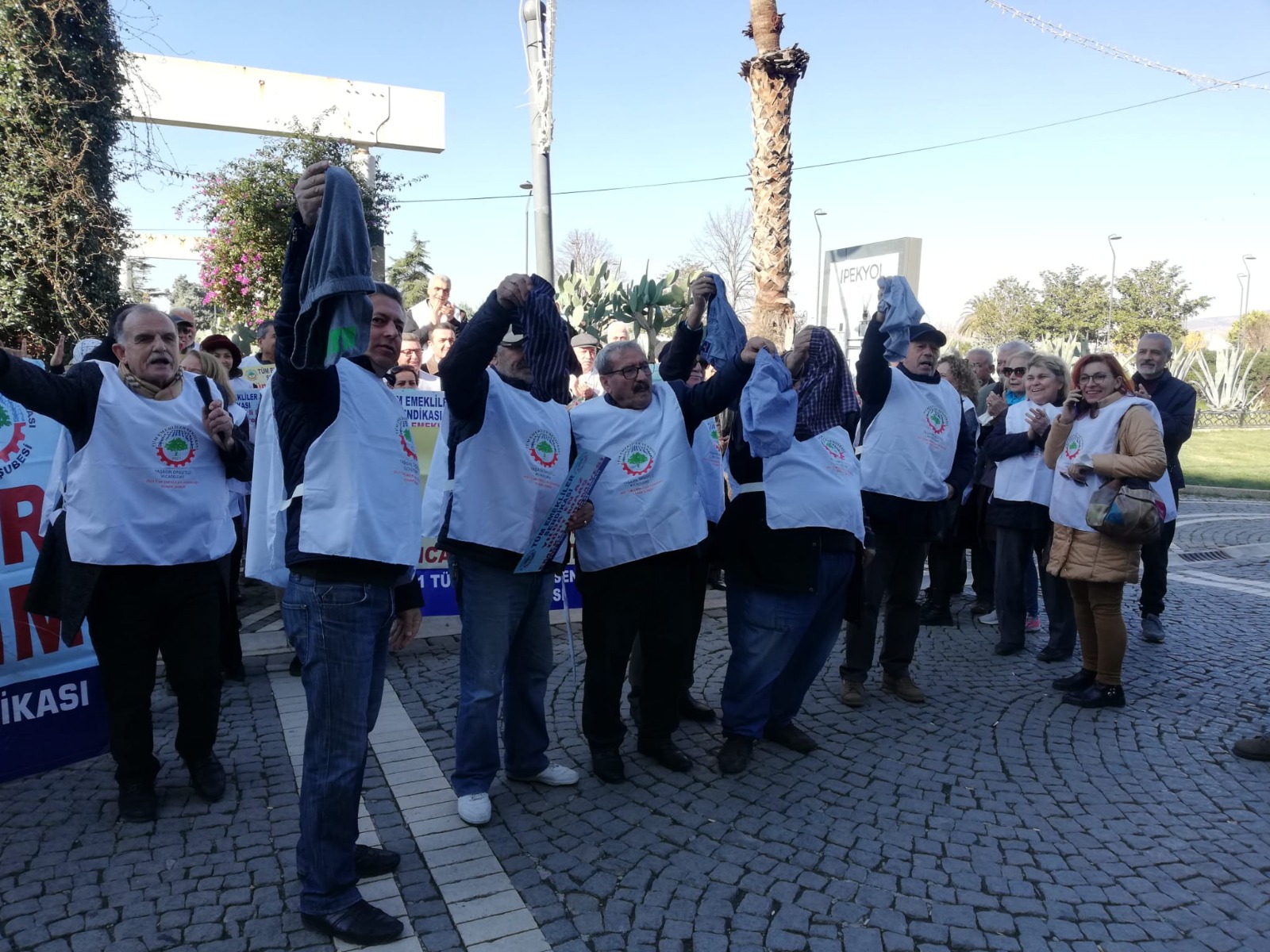 Emeklilerden maaş isyanı; “Emeklinin bir canı, bir donu kaldı, donlarımızı da alsınlar”