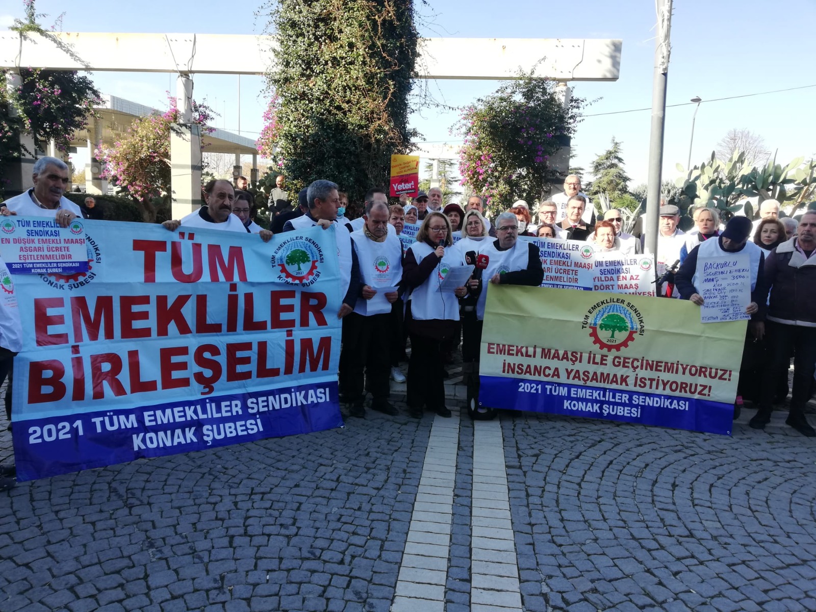 Emeklilerden maaş isyanı; “Emeklinin bir canı, bir donu kaldı, donlarımızı da alsınlar”