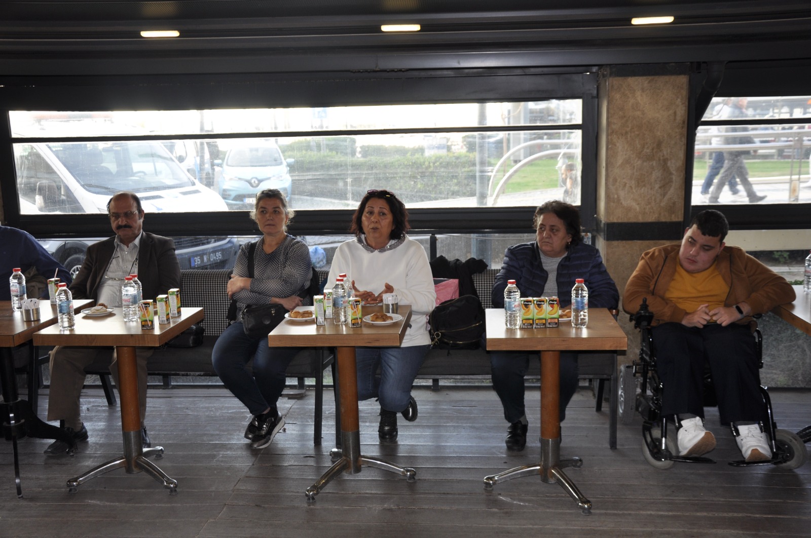 Kent ve Demokrasi Derneği Konak'ta engellenen bireyler ve aileleriyle buluştu