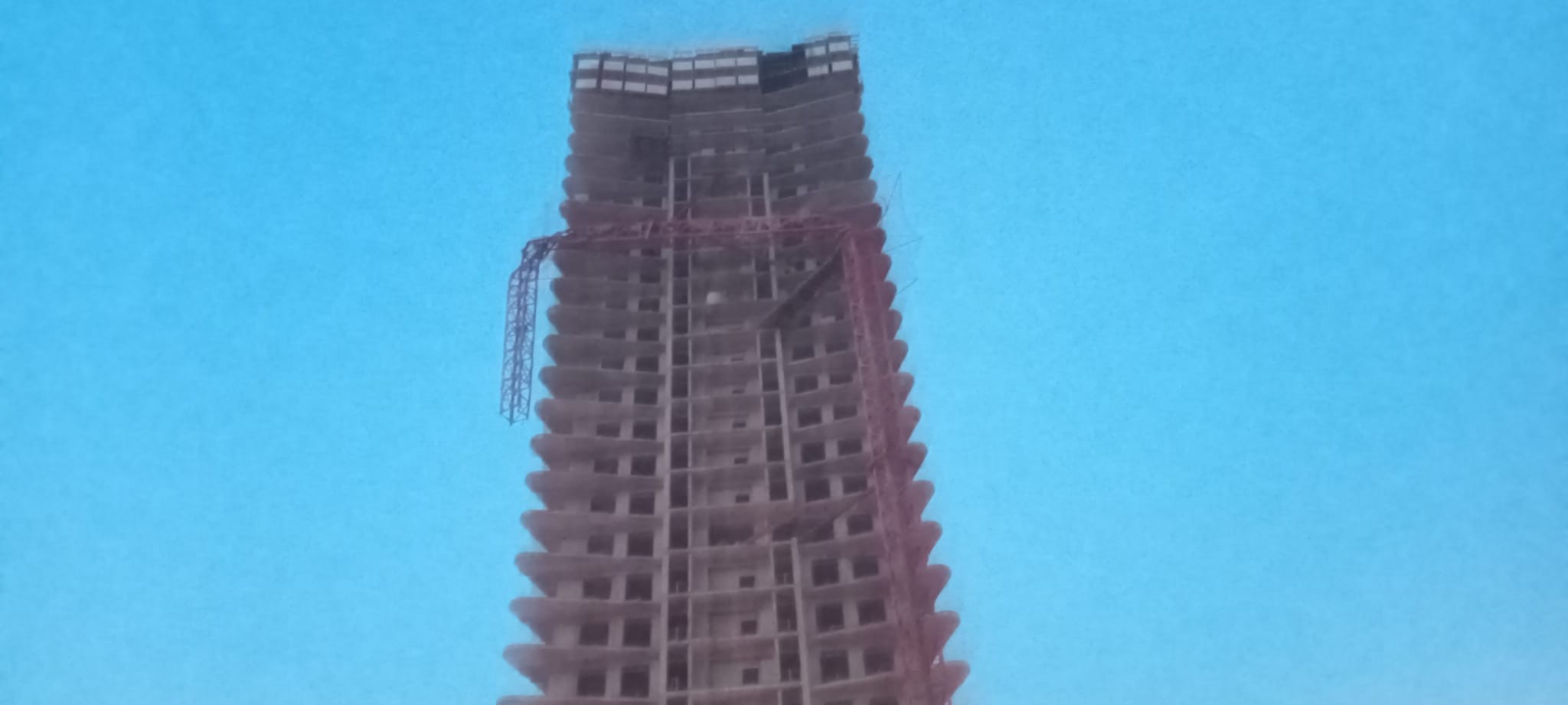 İzmir'de inşaatın kule vinci devrildi: 5 ölü, 2 yaralı