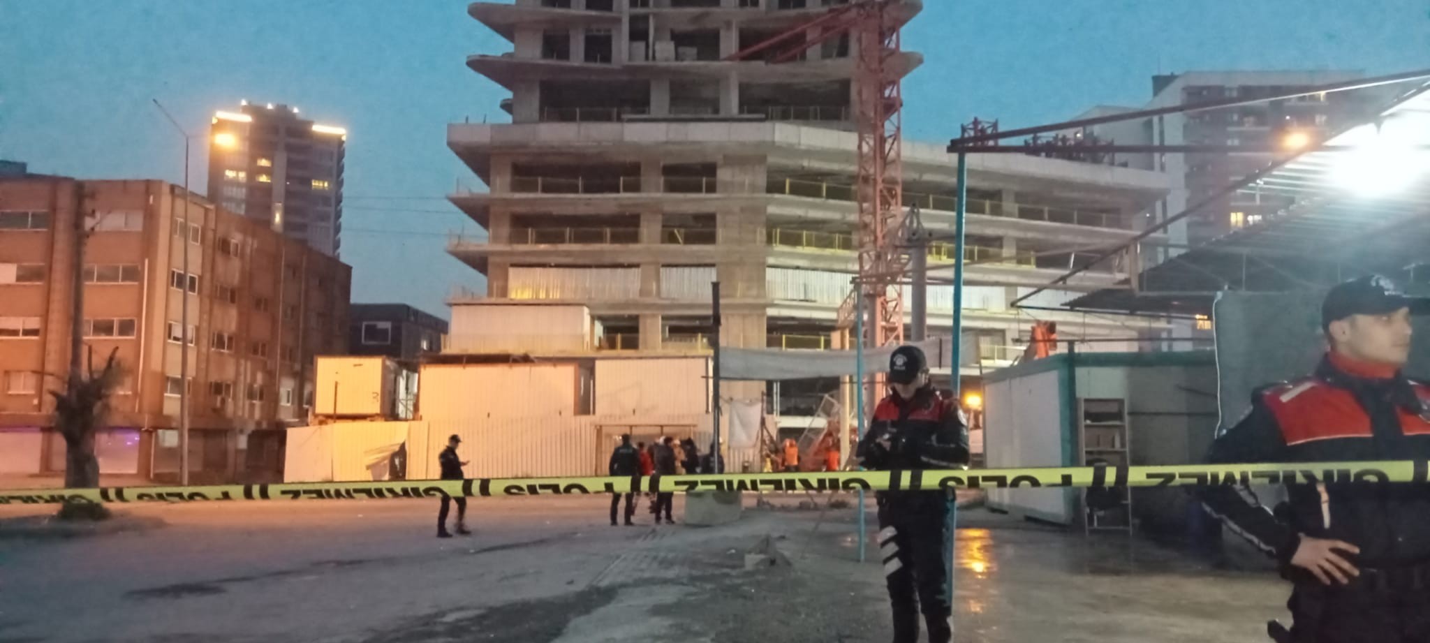 İzmir'de inşaatın kule vinci devrildi: 5 ölü, 2 yaralı