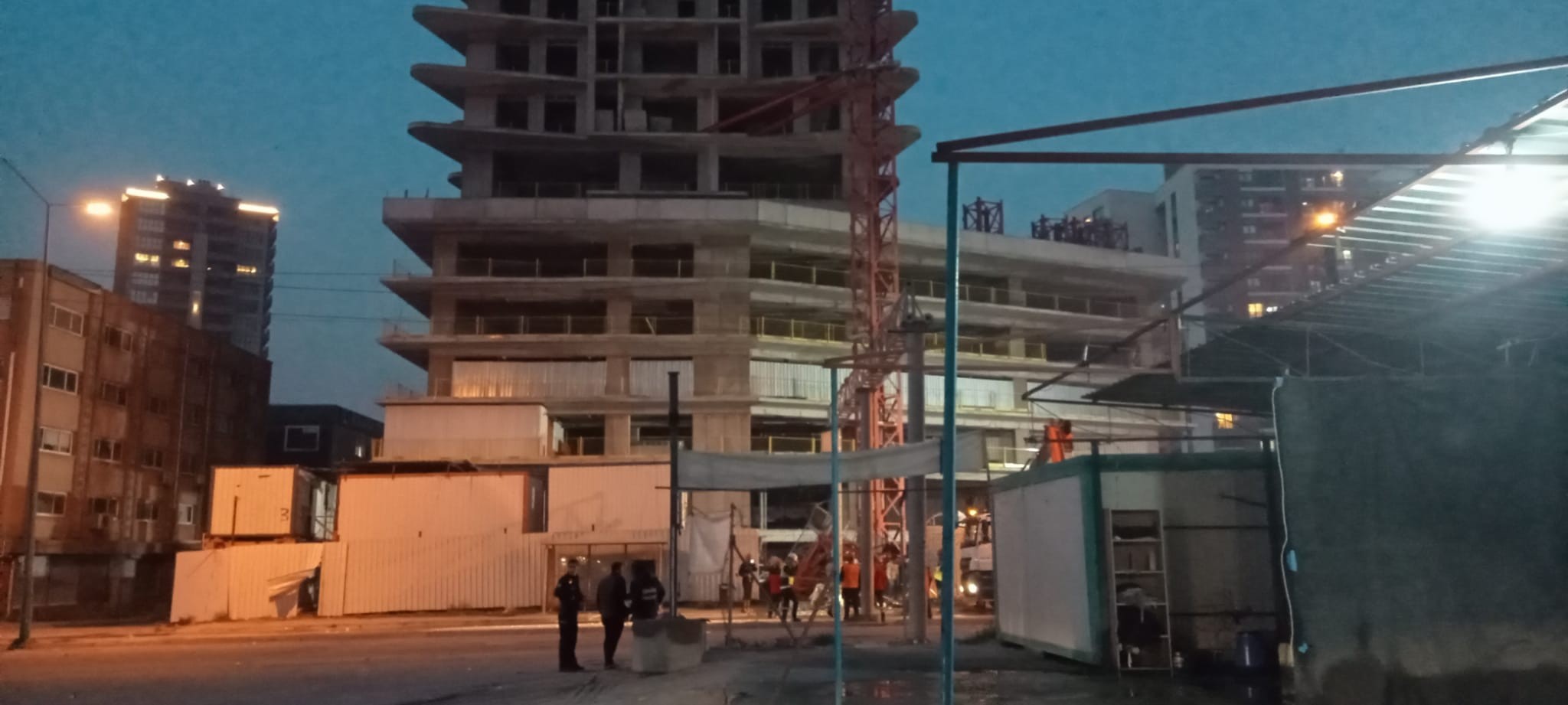 İzmir'de inşaatın kule vinci devrildi: 5 ölü, 2 yaralı
