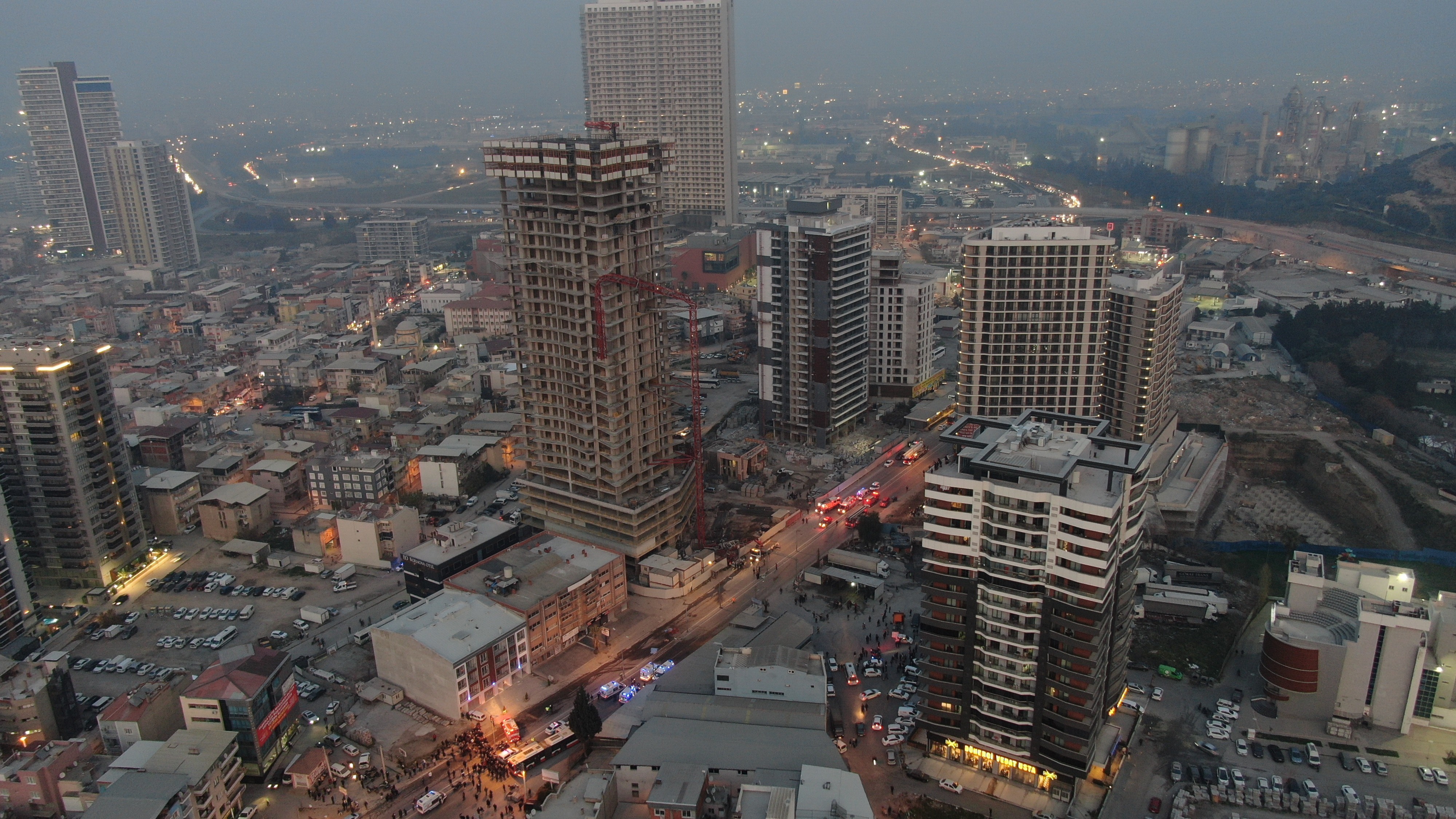 İzmir'de inşaatın kule vinci devrildi: 5 ölü, 2 yaralı