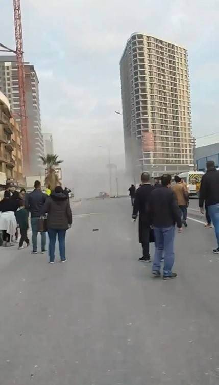 İzmir'de inşaatın kule vinci devrildi: 5 ölü, 2 yaralı