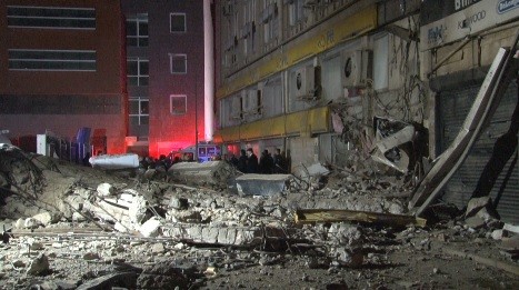 Konak'ta eski emniyet binası çöktü!
