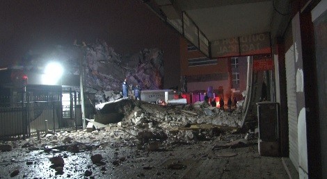 Konak'ta eski emniyet binası çöktü!