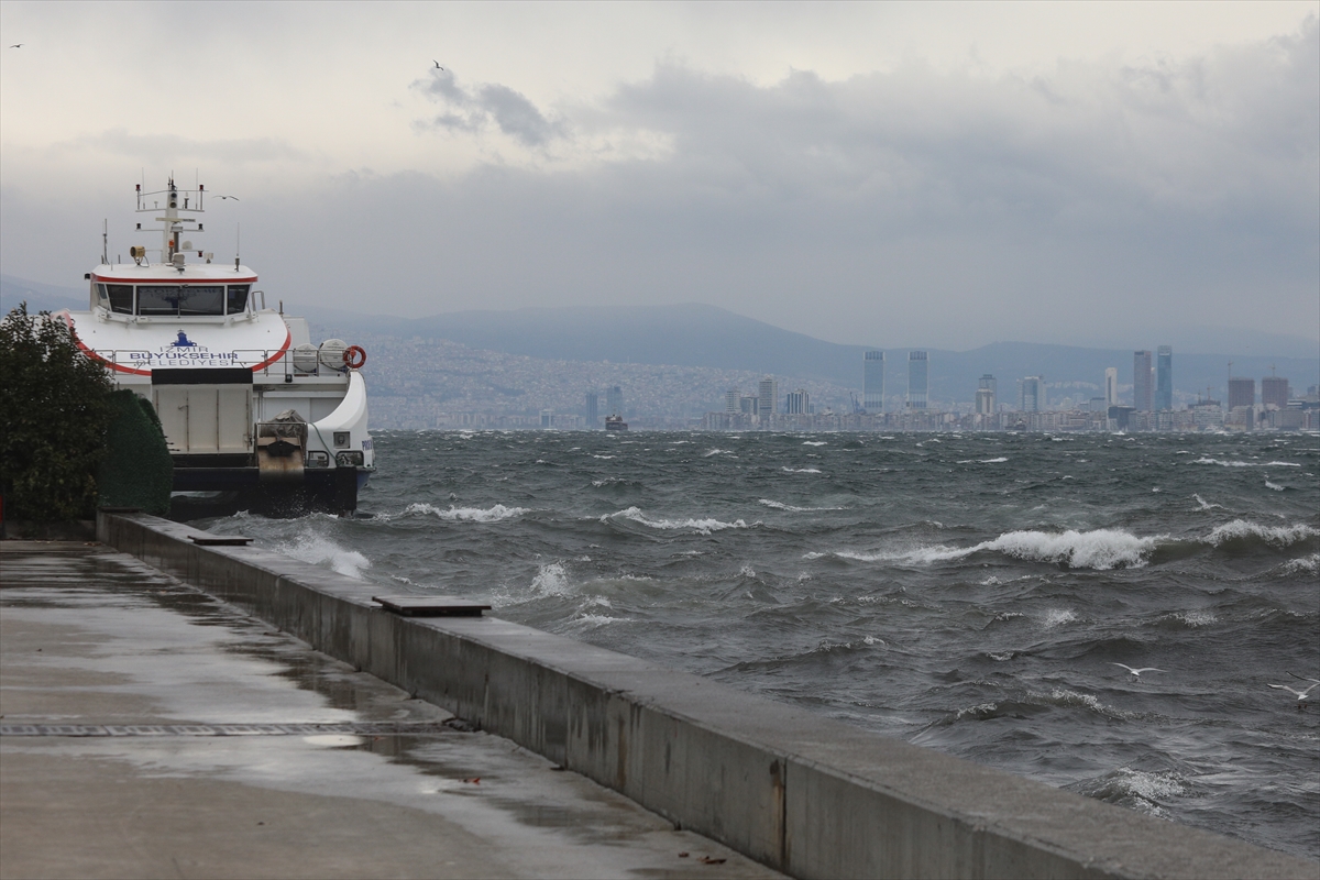 İzmir'de vapur seferleri iptal edildi