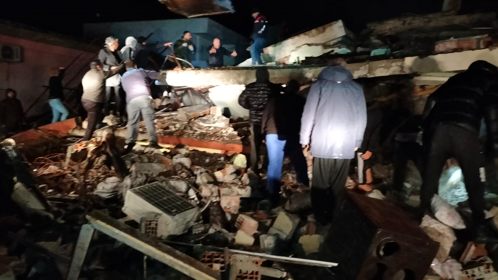 Kahramanmaraş'ta 7.4 büyüklüğünde deprem: Yıkılan binalar var; 4. seviye alarm verildi!