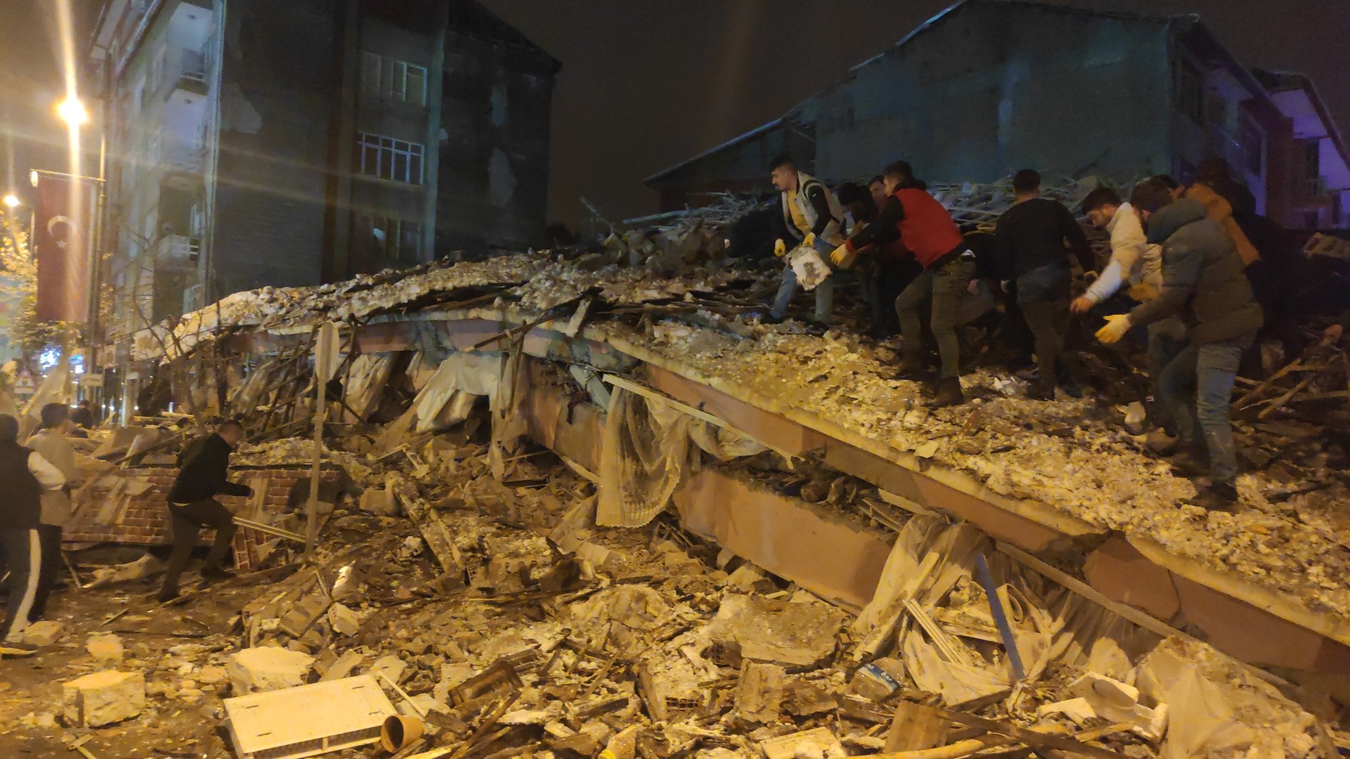 Kahramanmaraş'ta 7.4 büyüklüğünde deprem: Yıkılan binalar var; 4. seviye alarm verildi!