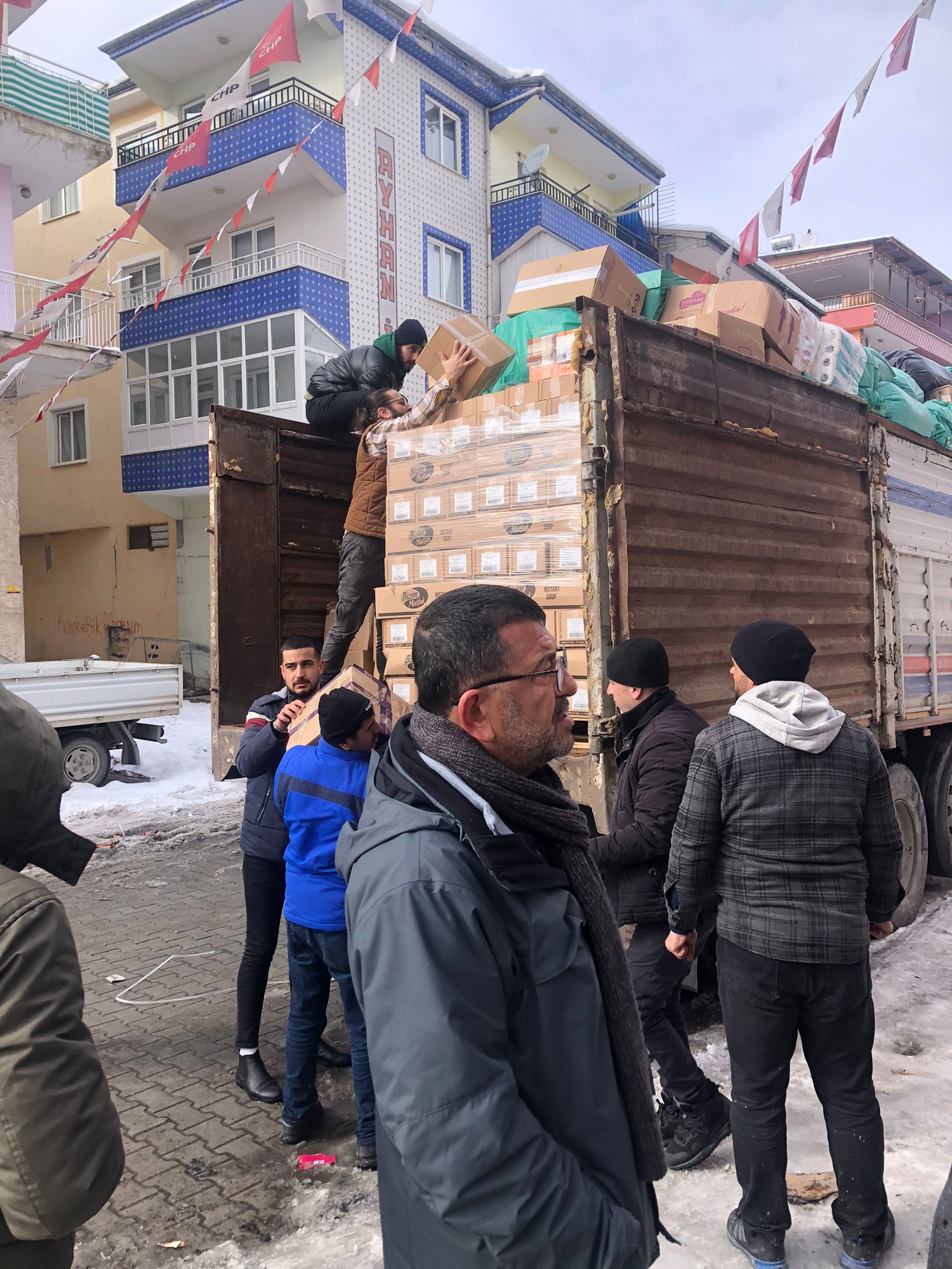 Güzelbahçe'den 3 günde 5 bin depremzedeye ulaştılar