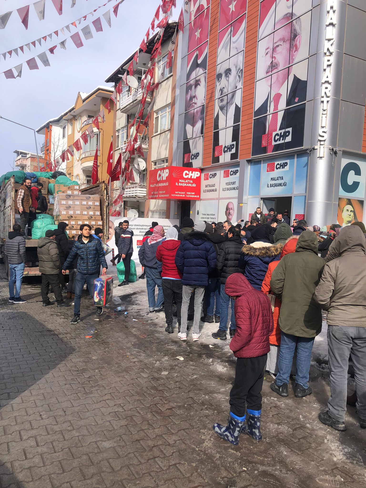 Güzelbahçe'den 3 günde 5 bin depremzedeye ulaştılar