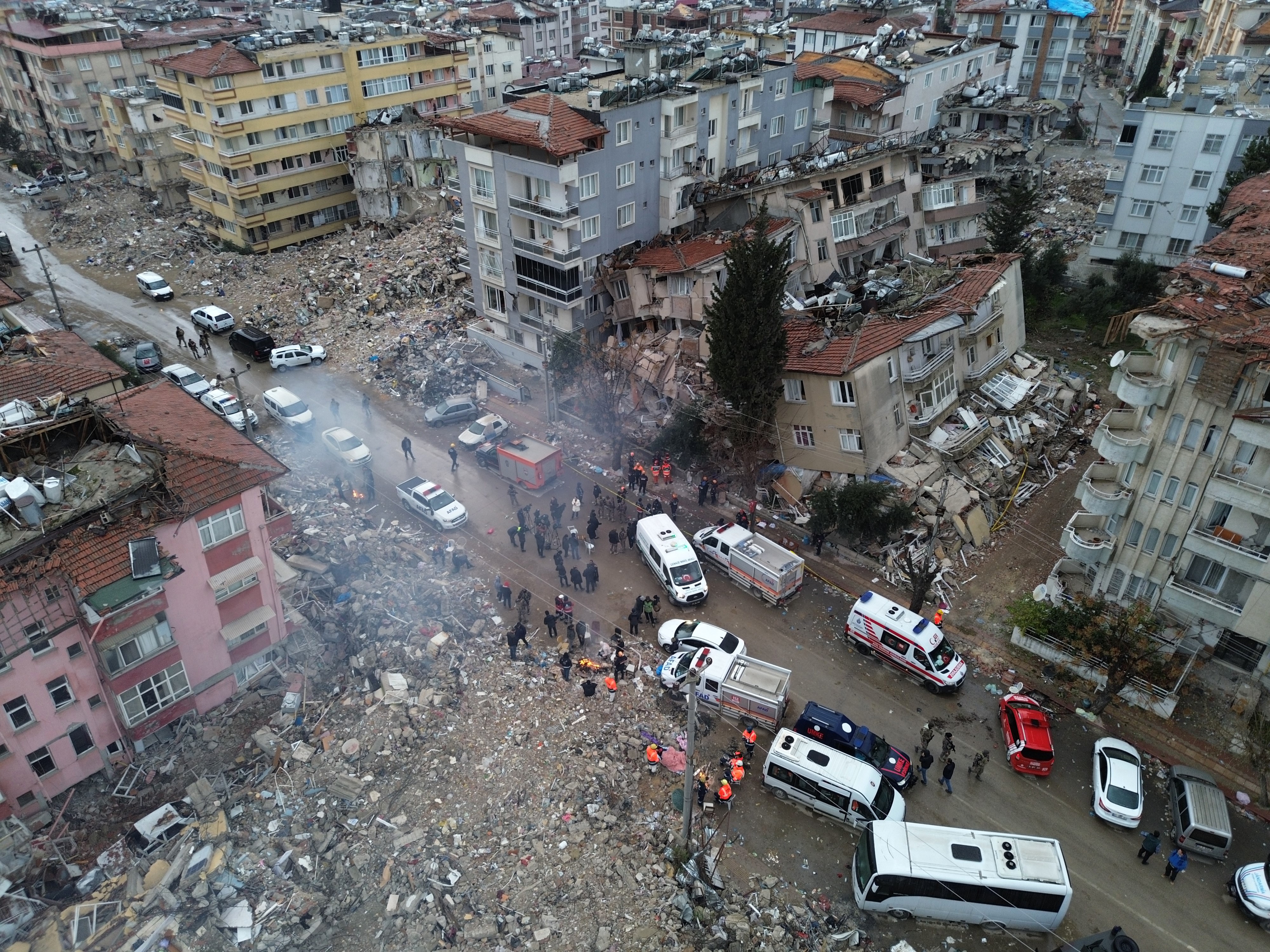 Enkaz alanı günün ilk ışıklarıyla havadan görüntülendi