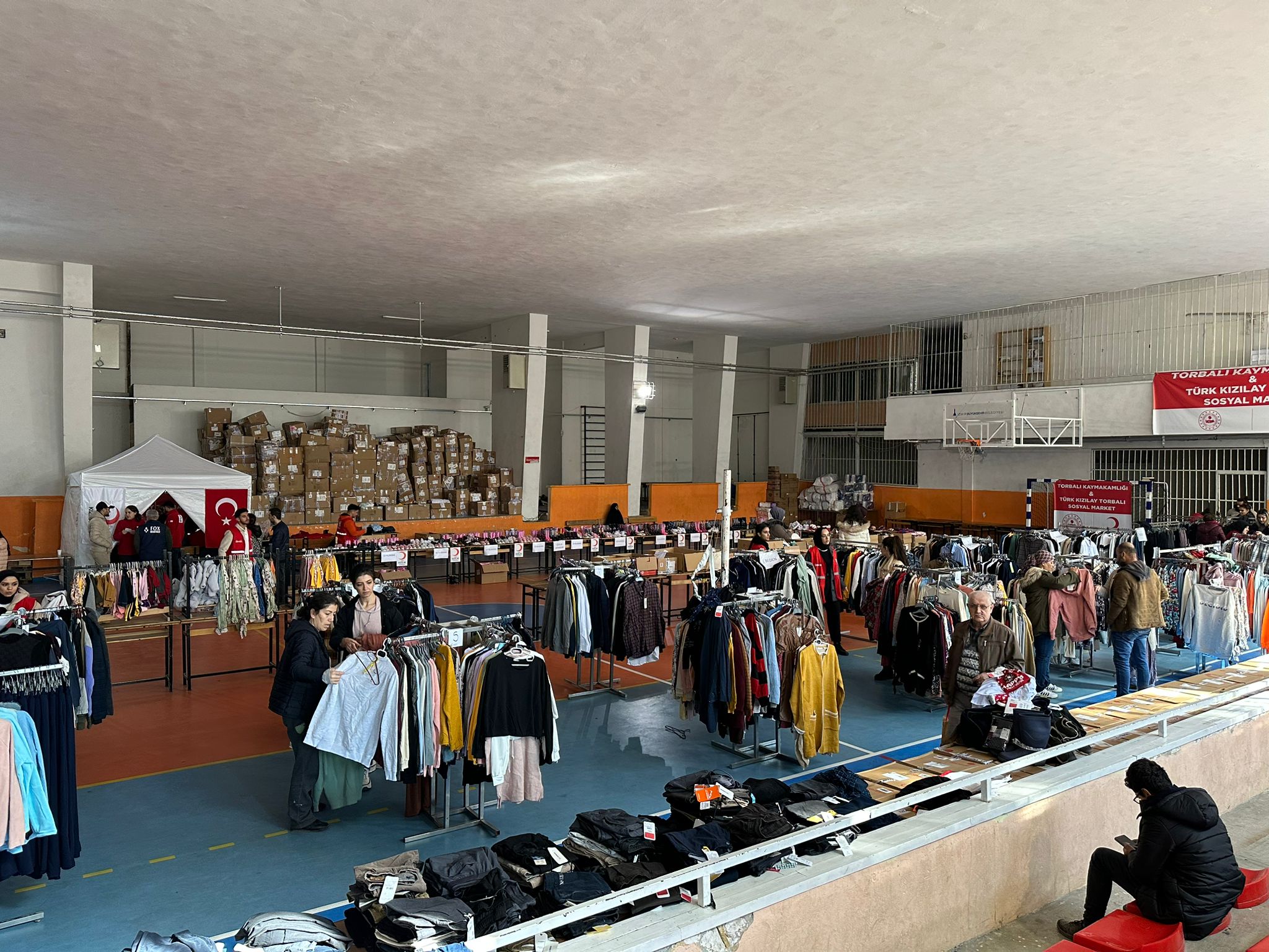 Torbalı Kızılay sosyal market kurdu