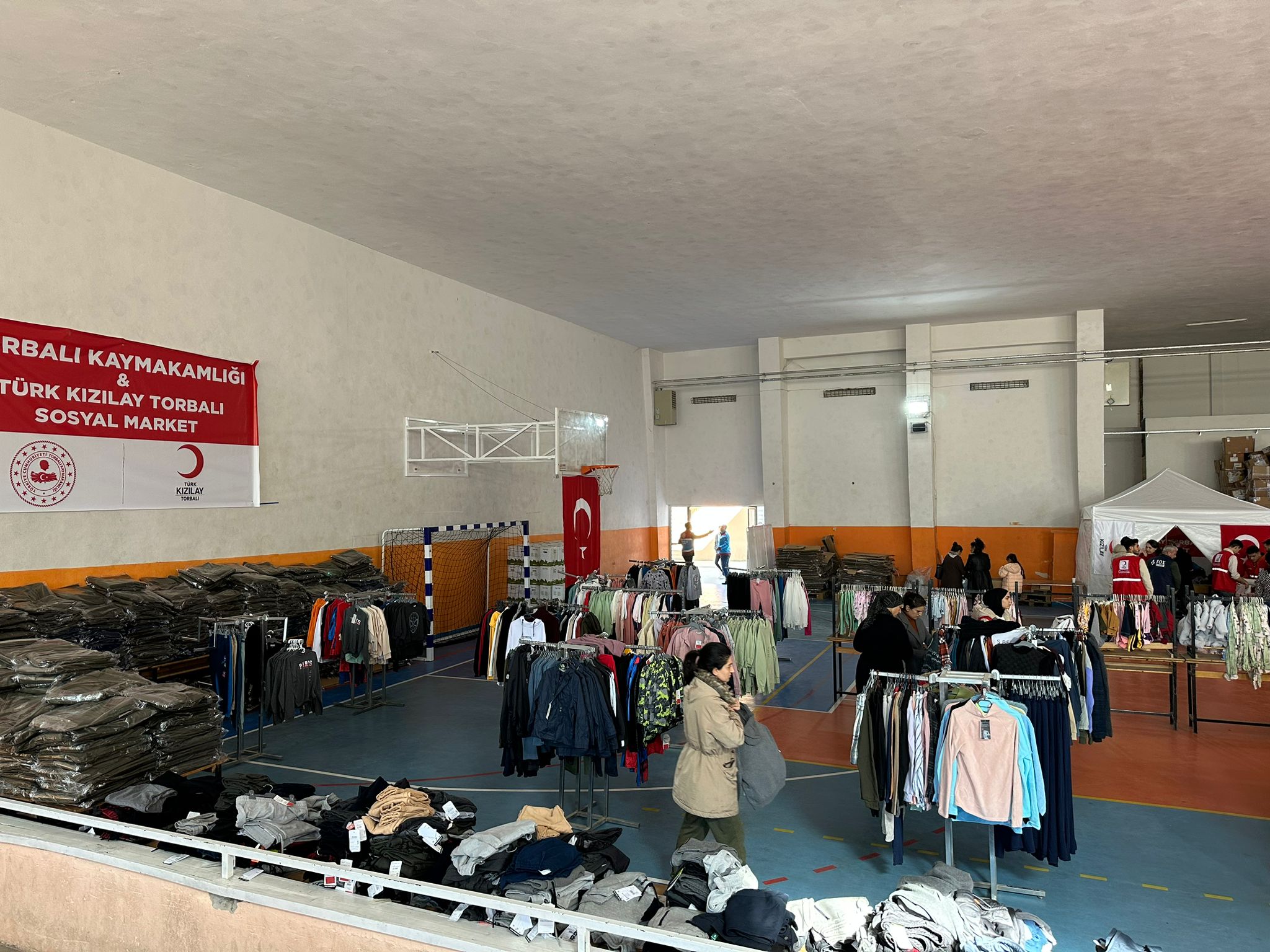 Torbalı Kızılay sosyal market kurdu