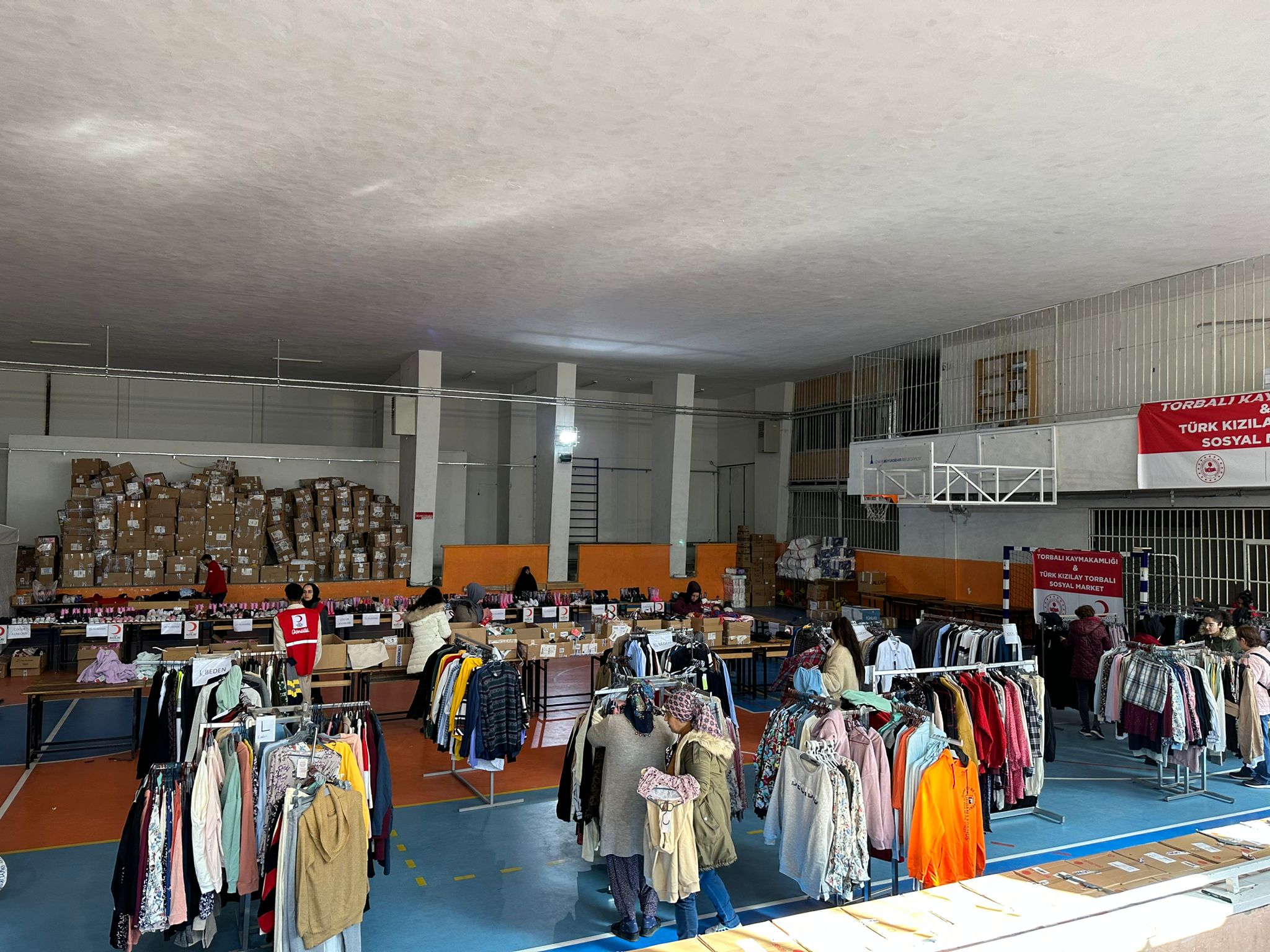Torbalı Kızılay sosyal market kurdu