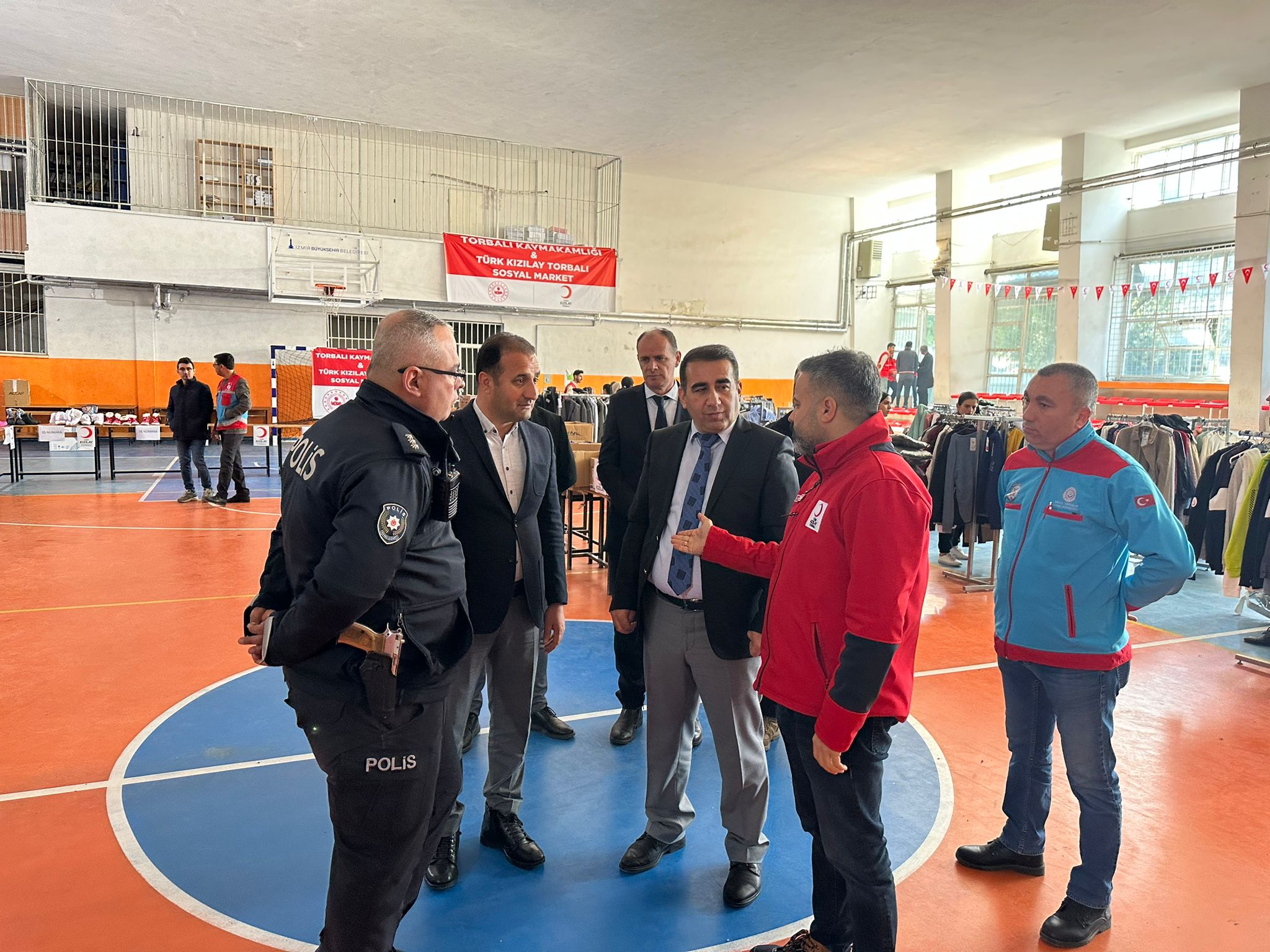 Torbalı Kızılay sosyal market kurdu