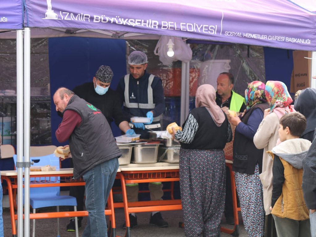 CHP İzmir dayanışma için deprem bölgesinde