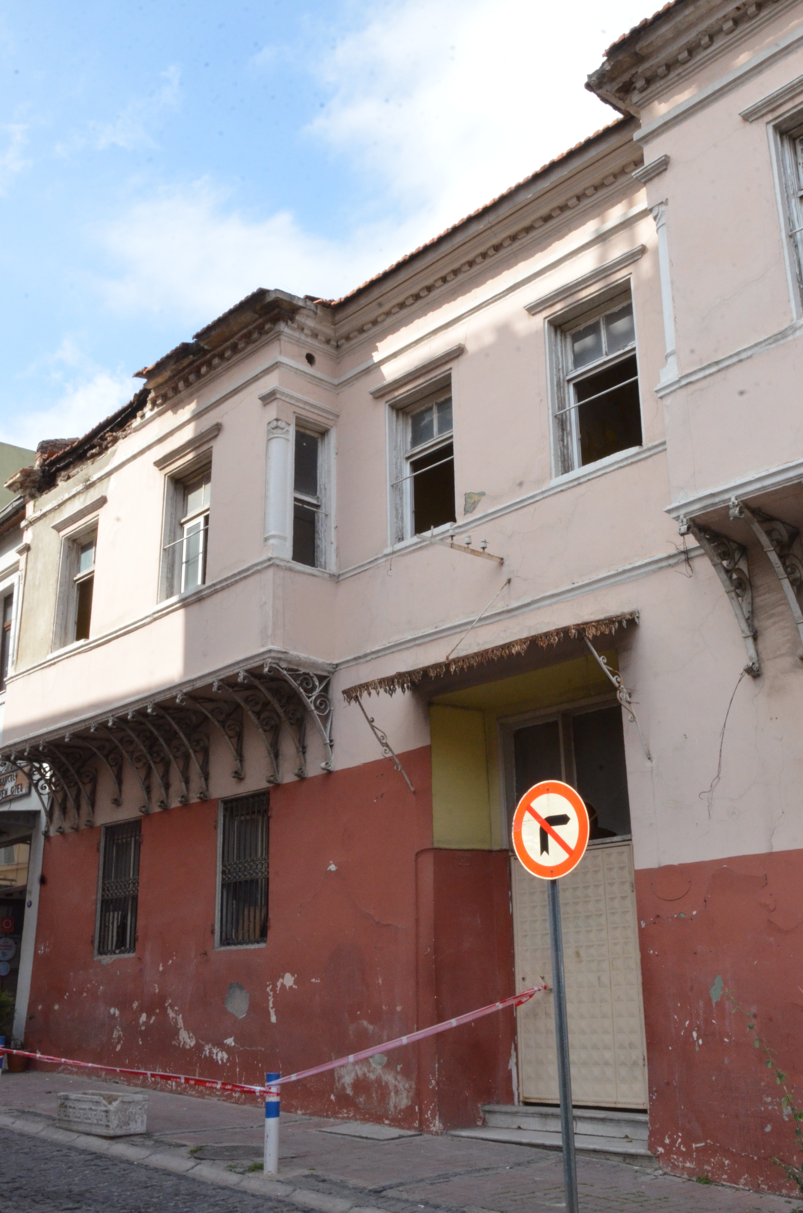 Uşakizade konağı sahipsizlikten çürüyor