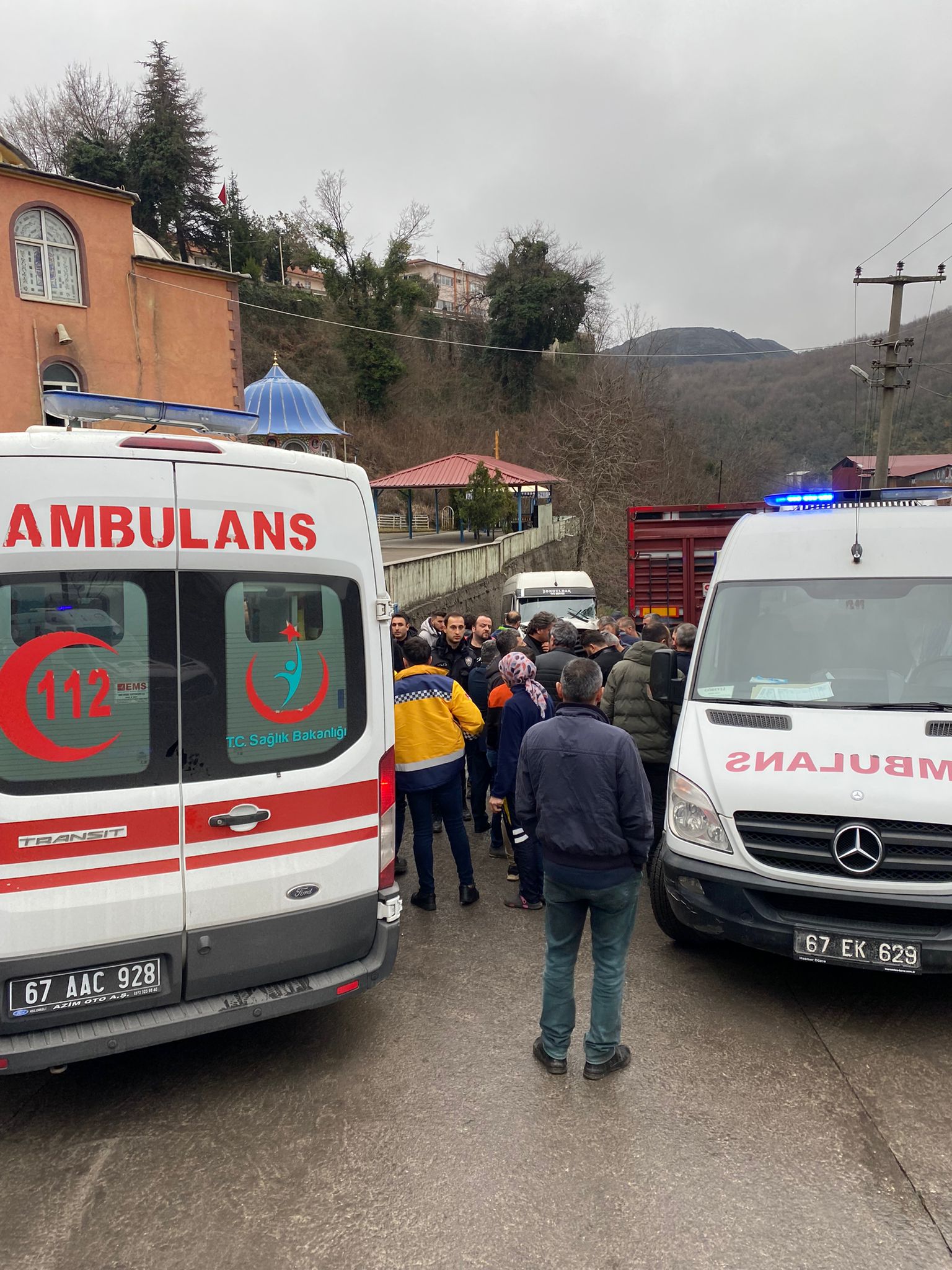 Maden işçilerini taşıyan minibüs tırla çarpıştı:6 yaralı  