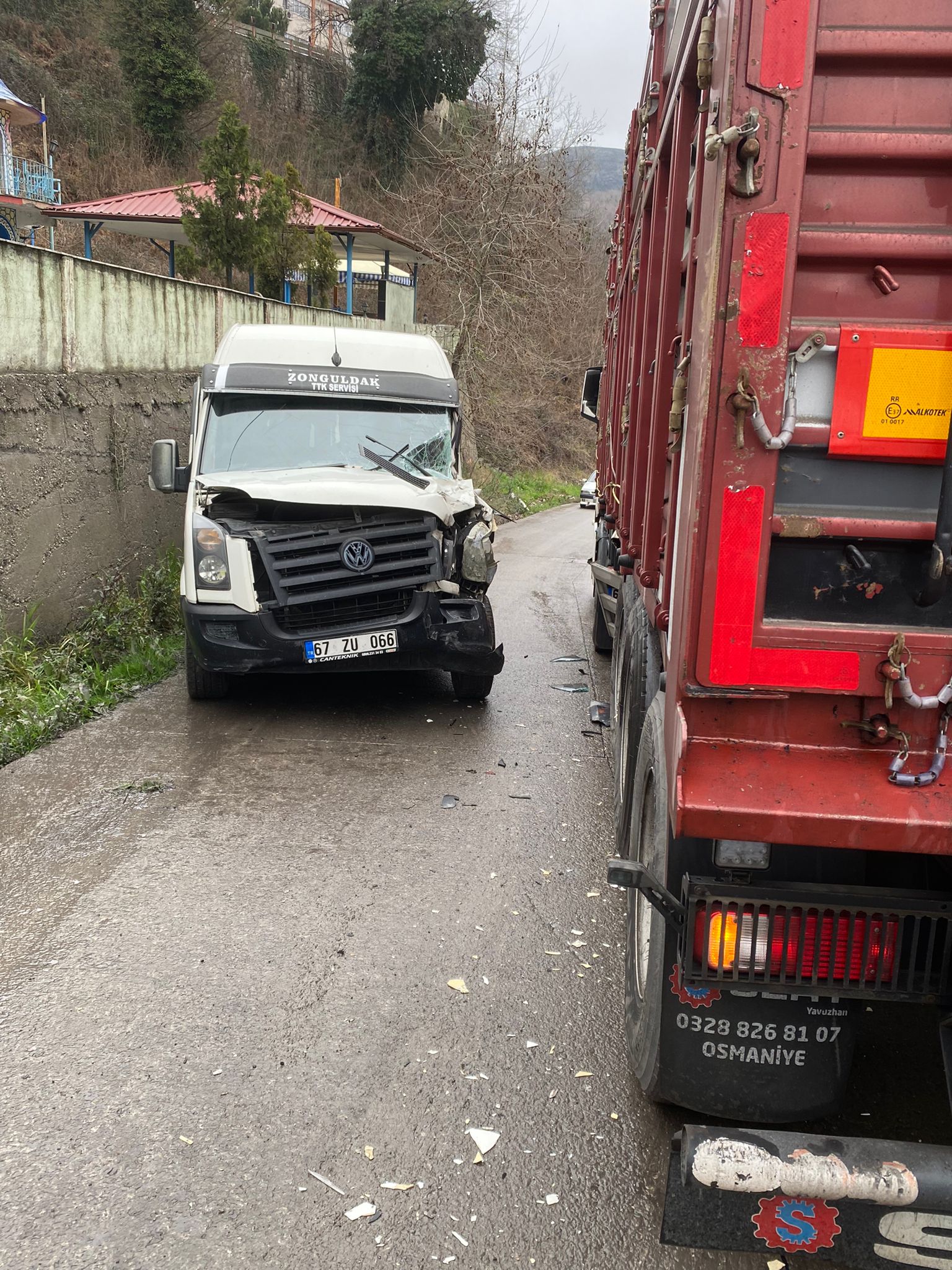 Maden işçilerini taşıyan minibüs tırla çarpıştı:6 yaralı  