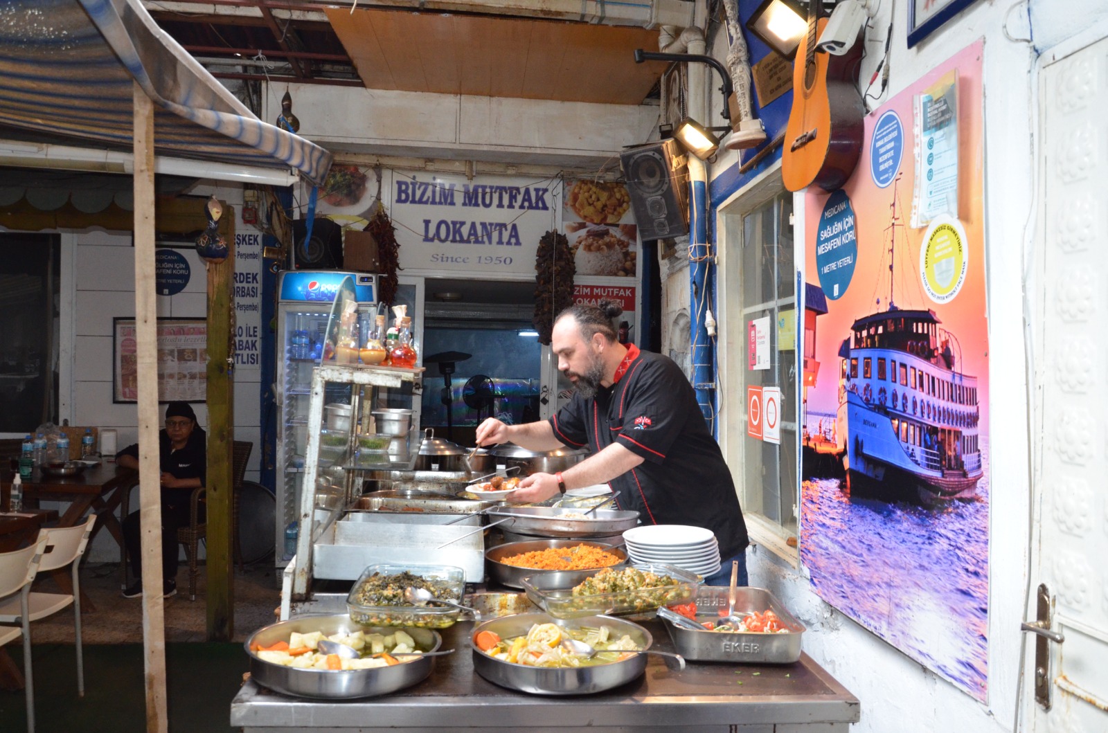 Kemeraltı’nın tarihi mekanı “Bizim Mutfak Lokantası” kepenk kapatıyor