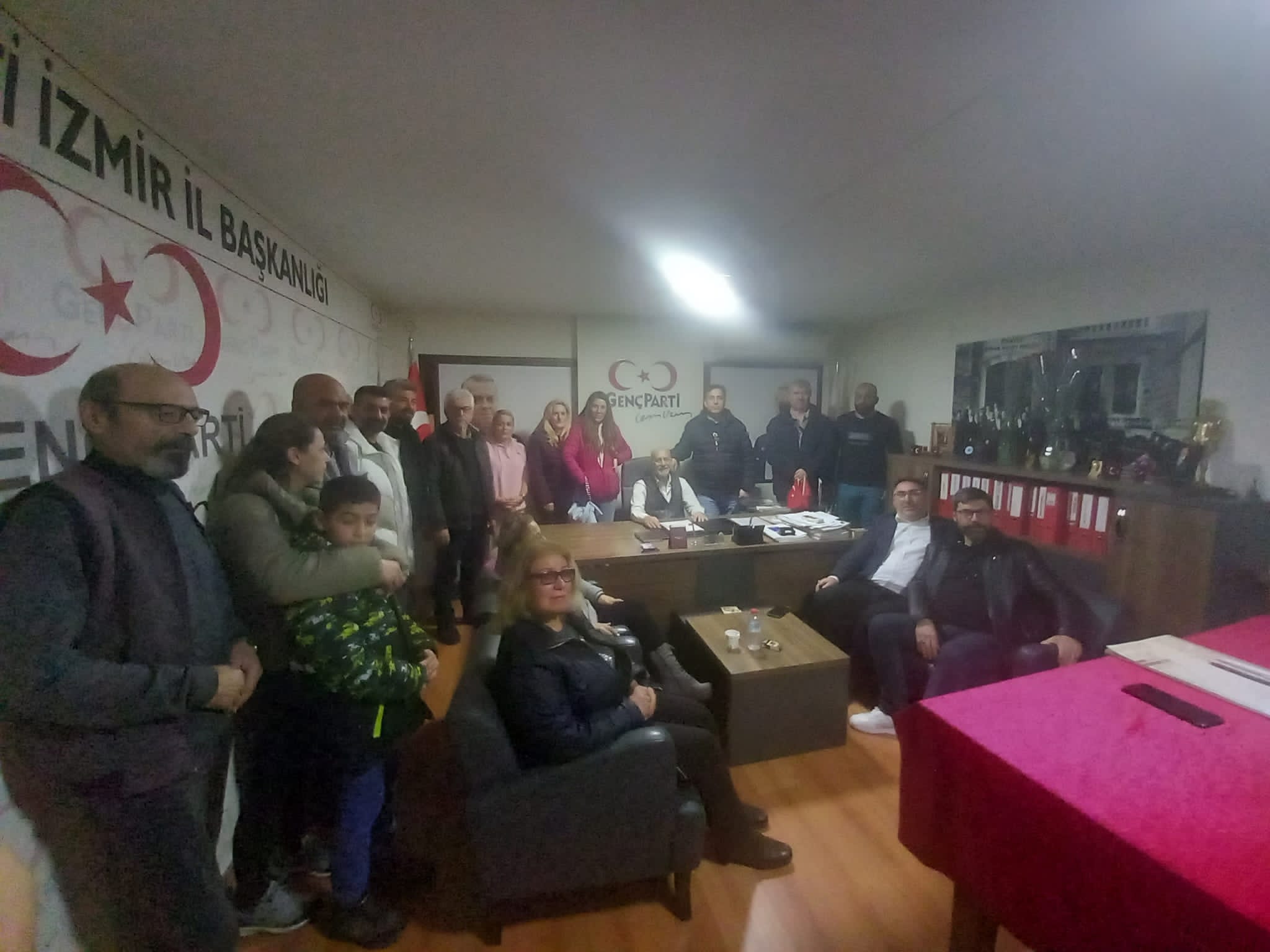 Genç Parti'den kadınlara karanfilli kutlama